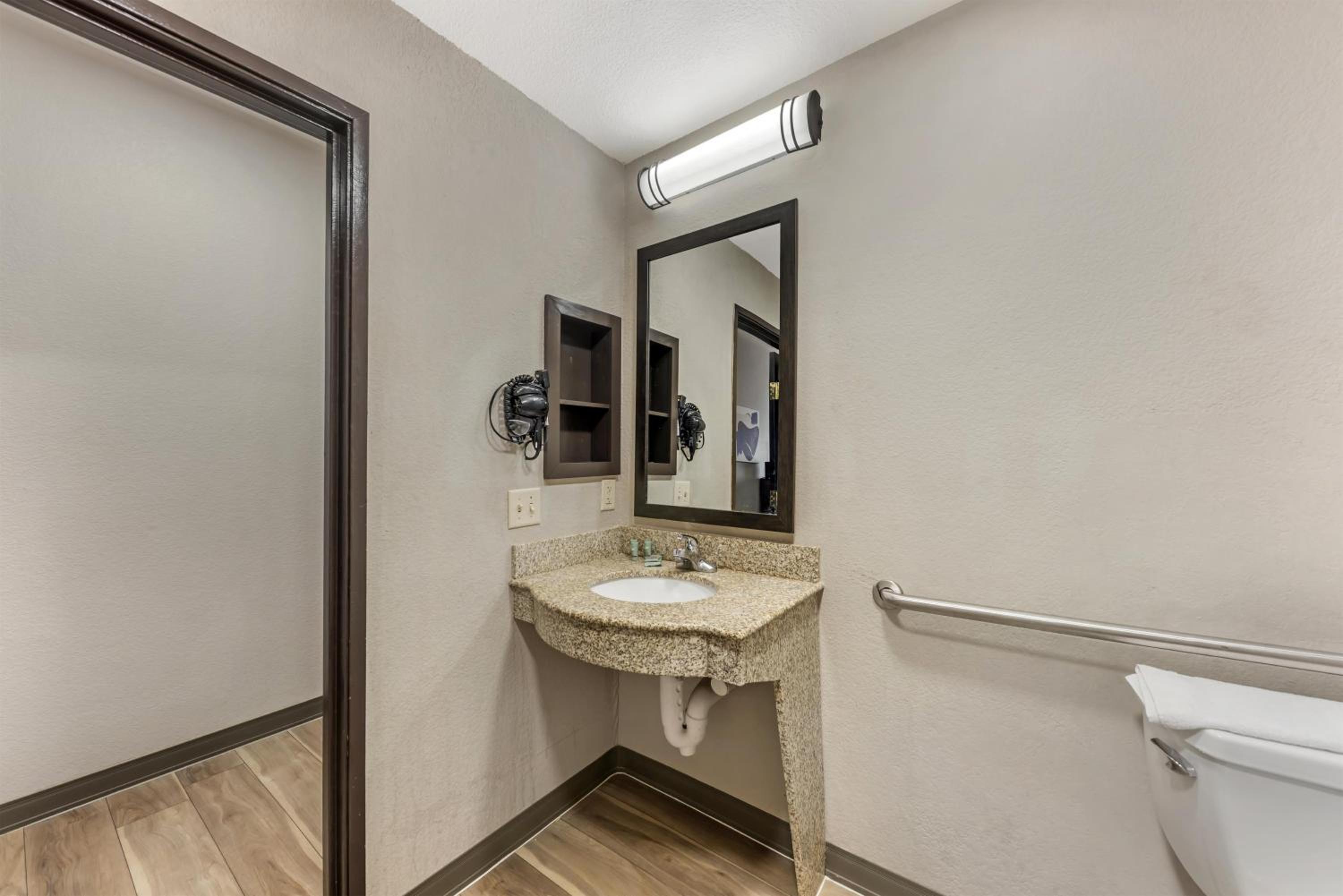 King Suite with Sofa Bed and Roll-In Shower - Disability Access/Non-Smoking - Photo 2