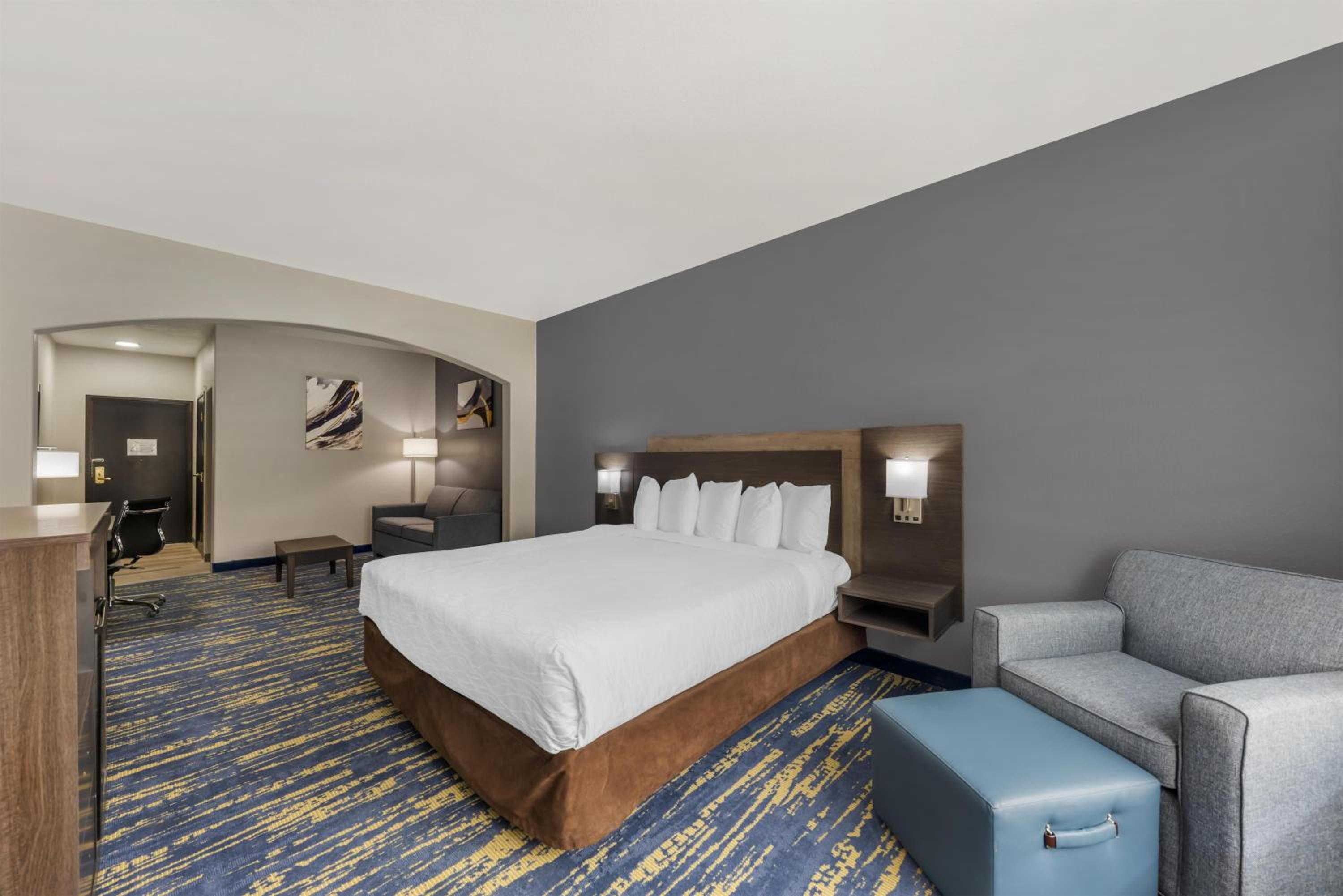 King Suite with Sofa Bed and Bath Tub - Disability Access/Non-Smoking - Photo 2