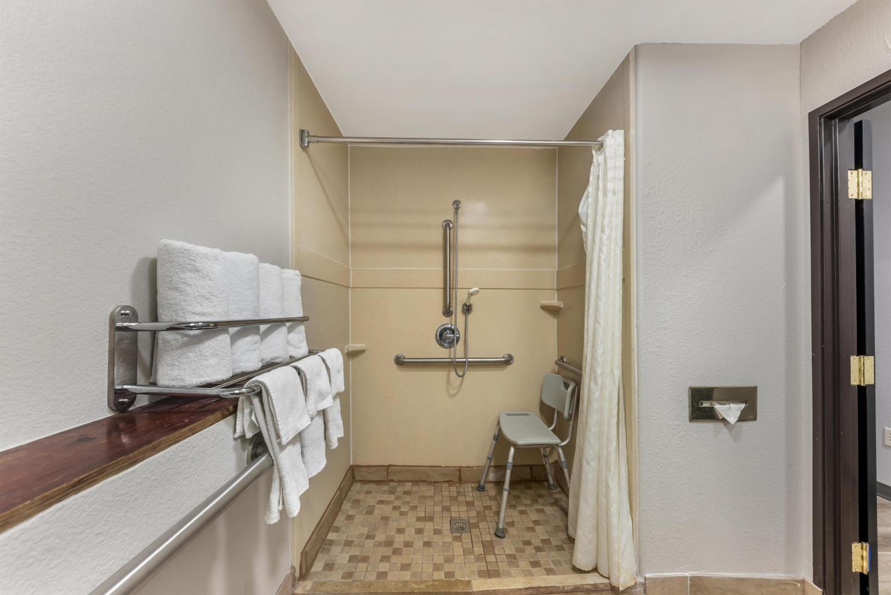 Queen Room with Two Queen Beds and Sofa Bed - Roll-In Shower/Disability Access/Non-Smoking - Photo 3