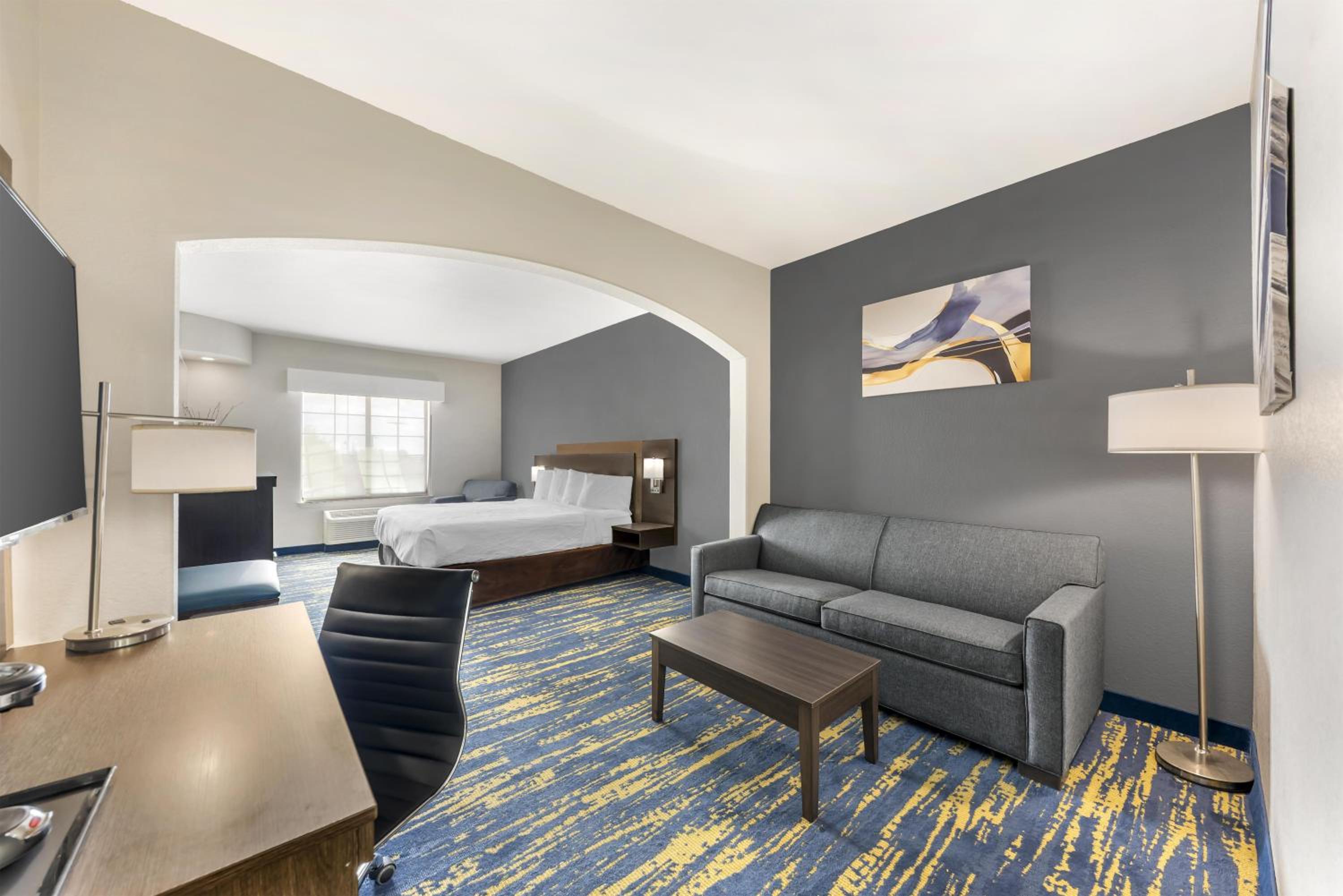 King Suite with Sofa Bed and Bath Tub - Disability Access/Non-Smoking - Photo 3