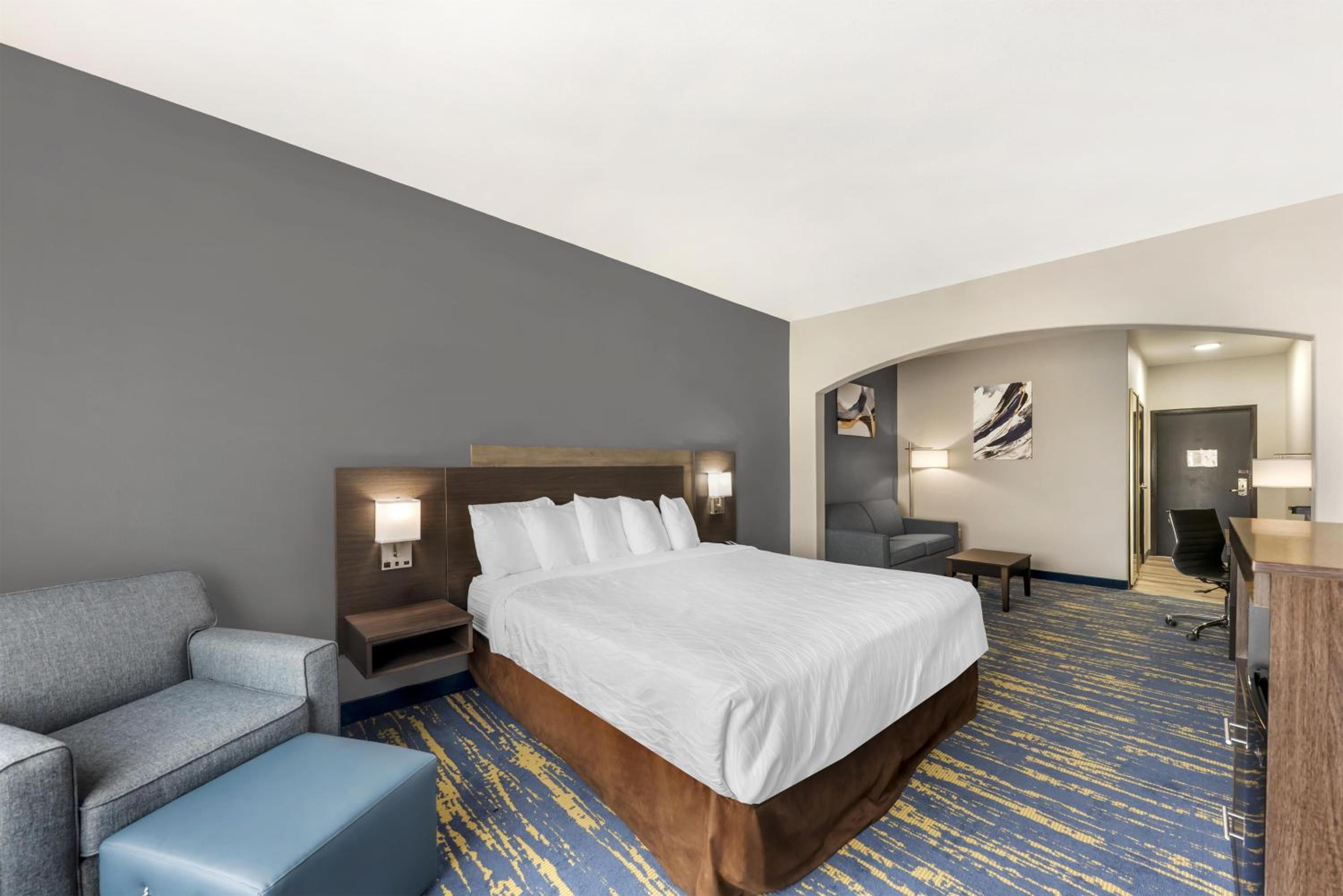 King Suite with Sofa Bed and Bath Tub - Disability Access/Non-Smoking - Photo 4