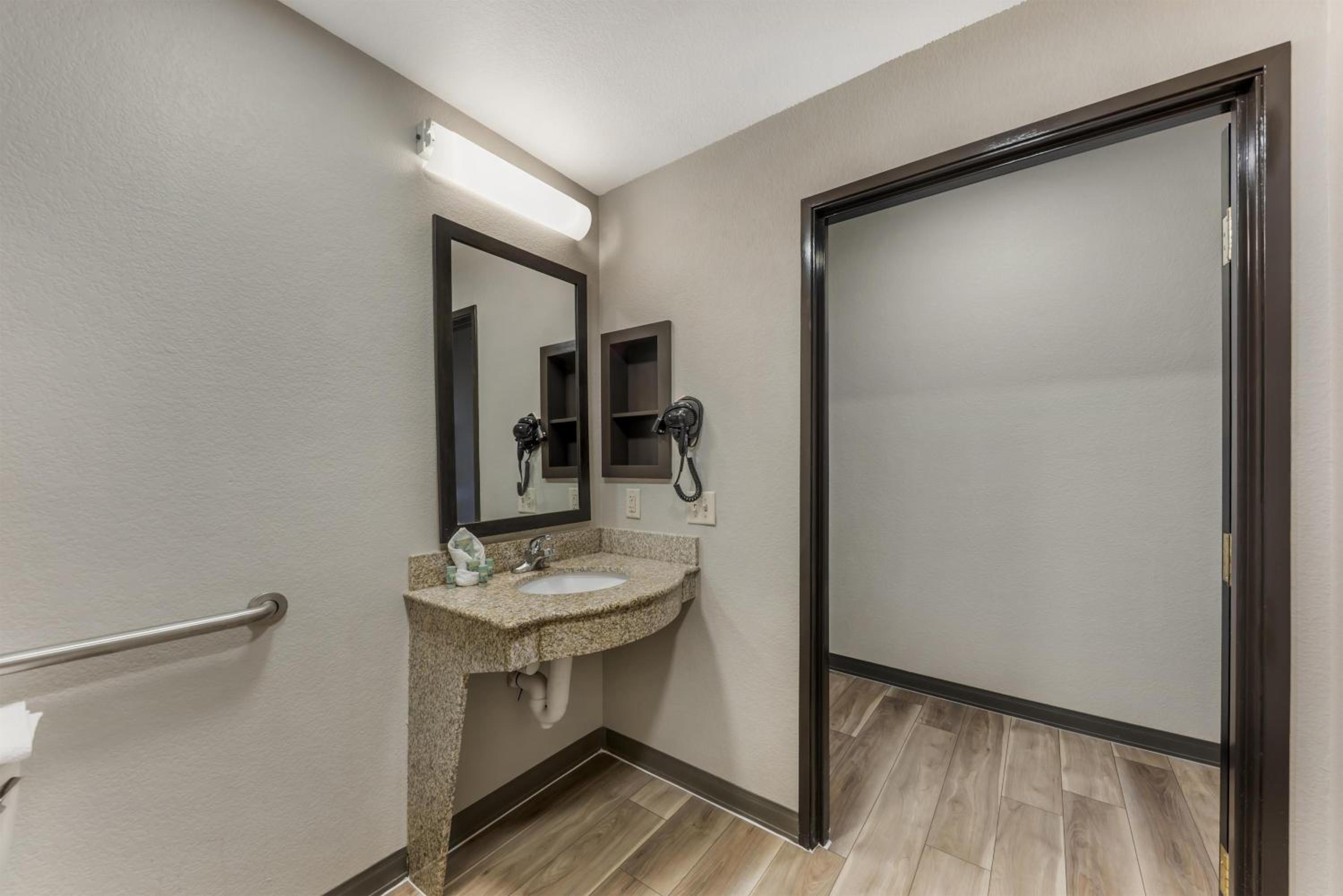 Queen Room with Two Queen Beds and Sofa Bed - Roll-In Shower/Disability Access/Non-Smoking - Photo 4