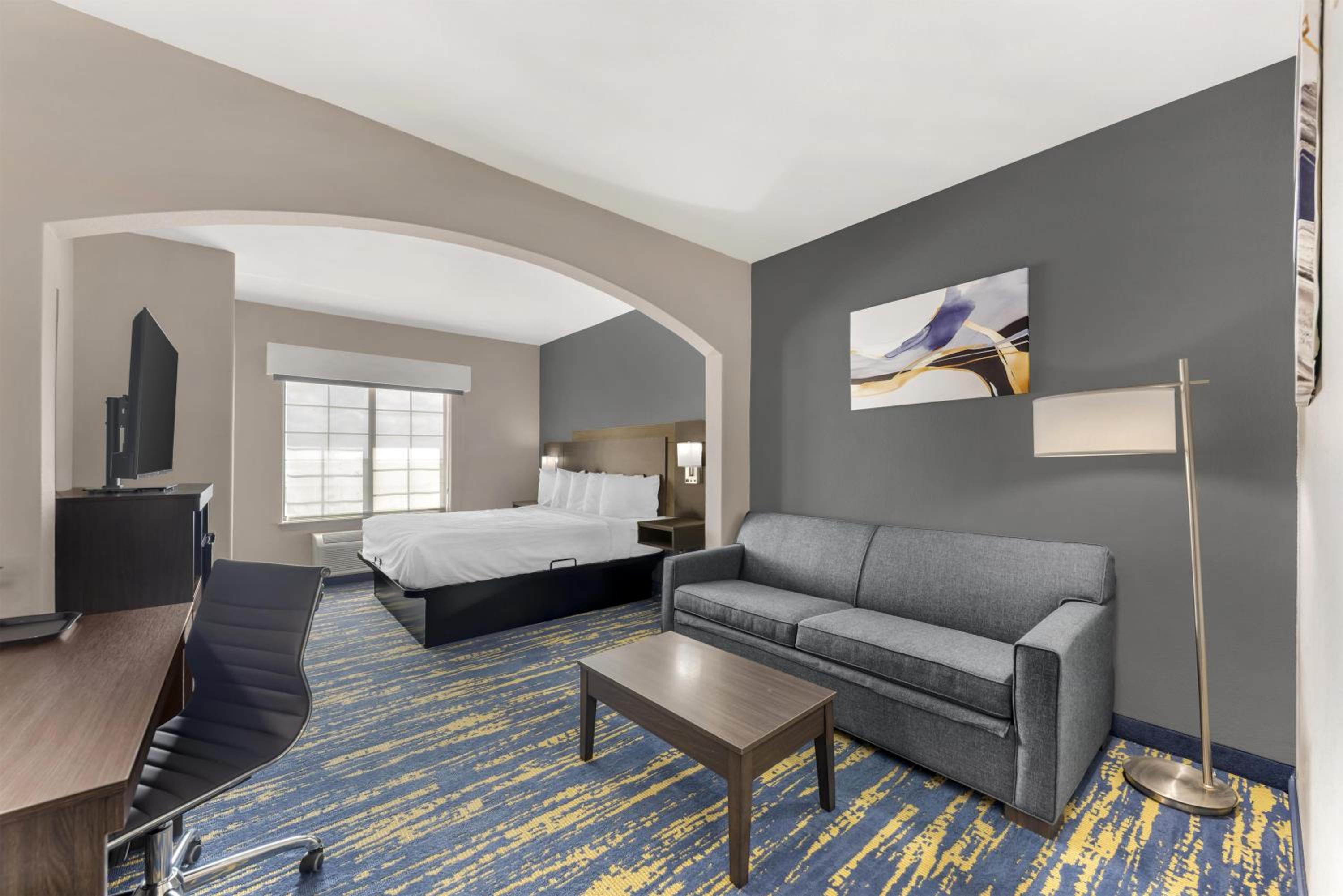 King Suite with Sofa Bed and Bath Tub - Disability Access/Non-Smoking - Photo 6