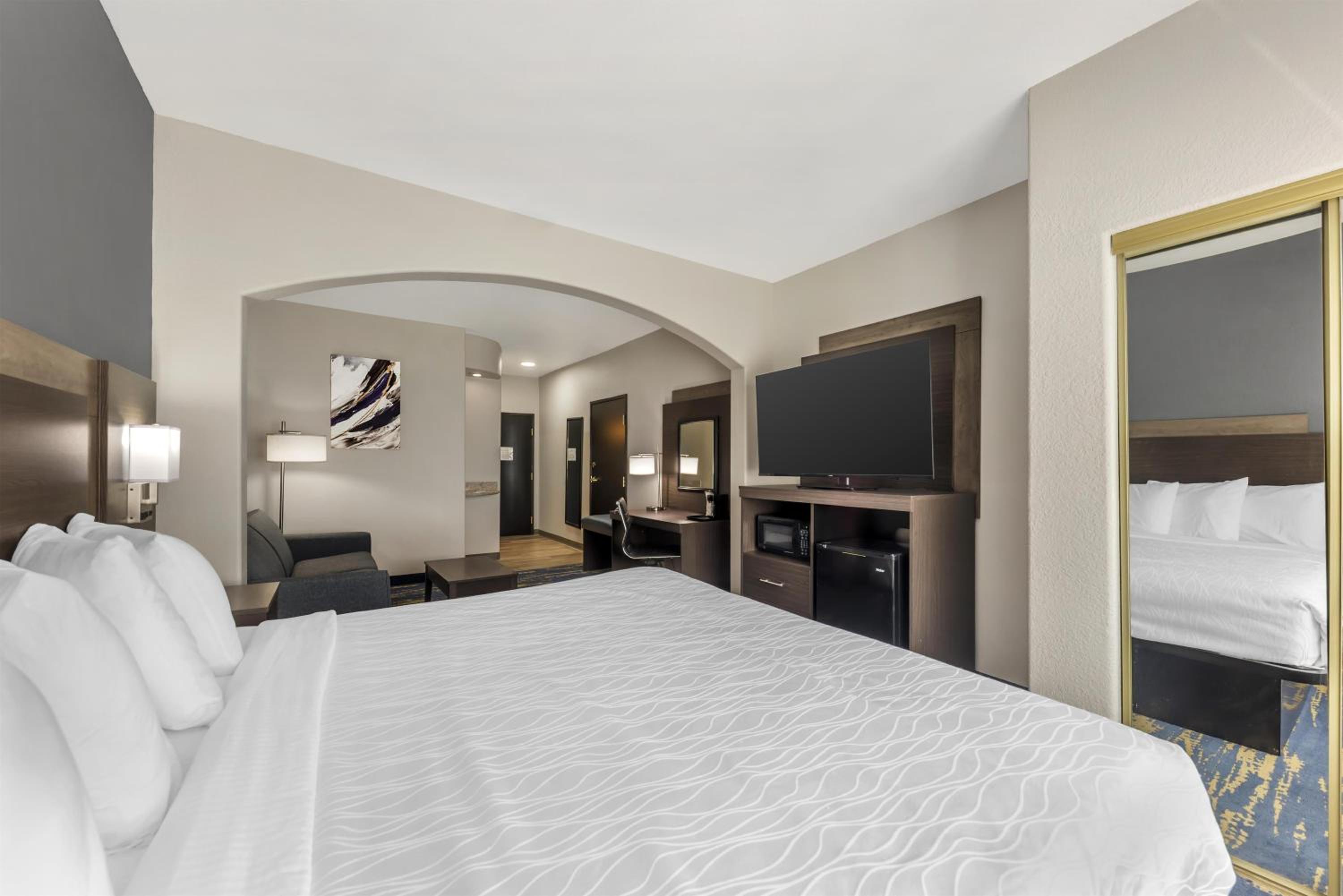 King Suite with Sofa Bed and Bath Tub - Disability Access/Non-Smoking - Photo 7