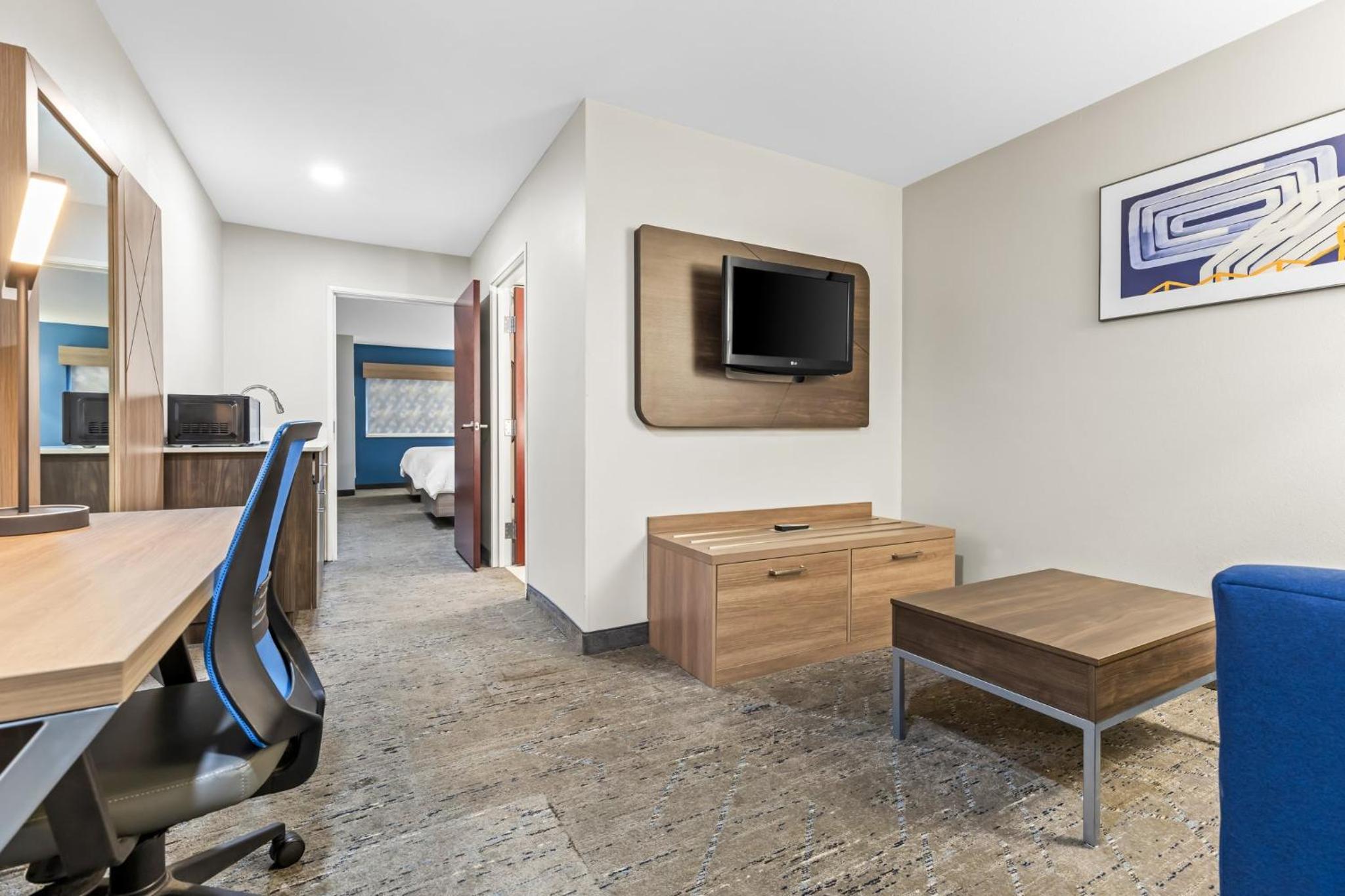 Queen Suite with Two Queen Beds - Photo 4