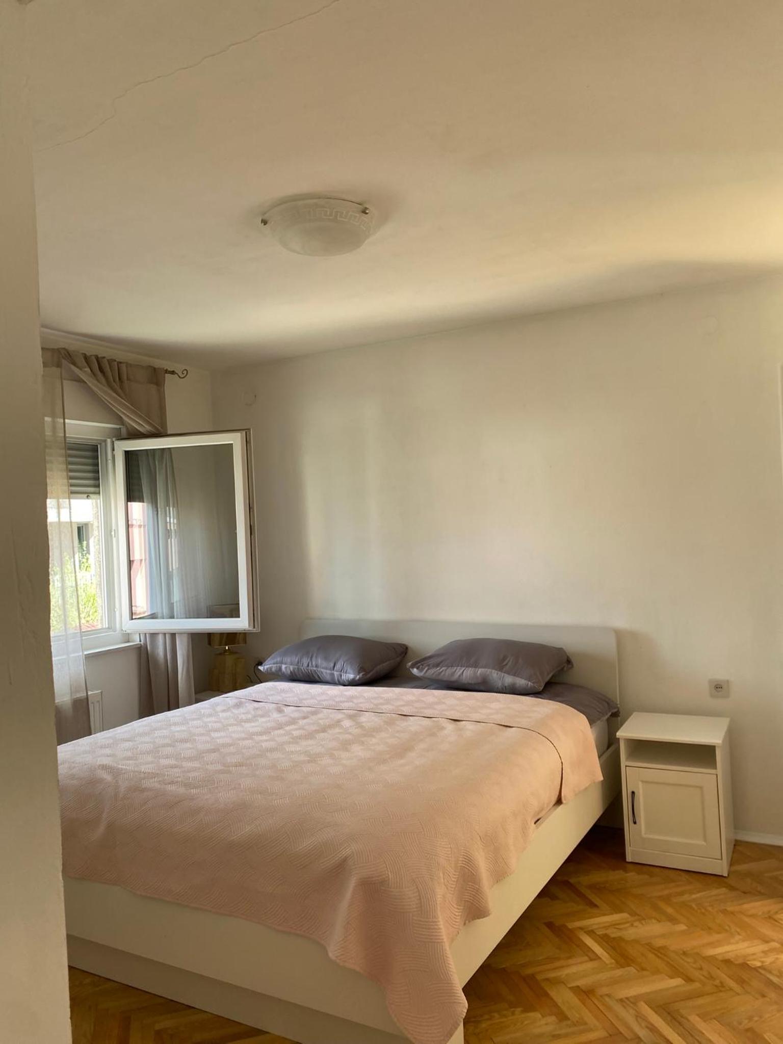 Classic One-Bedroom Apartment with King Bed