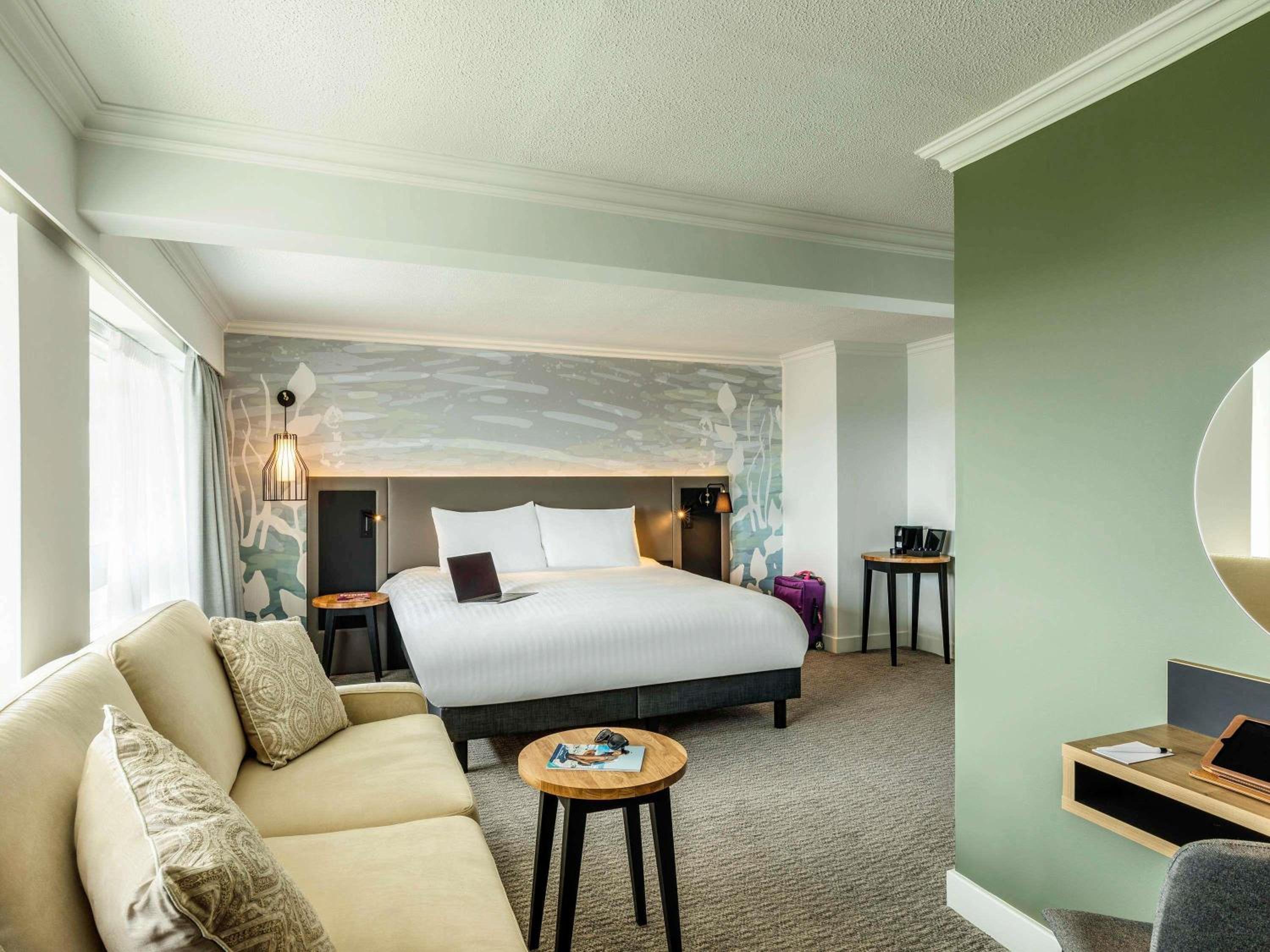 Superior King Suite with One Sofa Bed and Panoramic City View - Photo 2