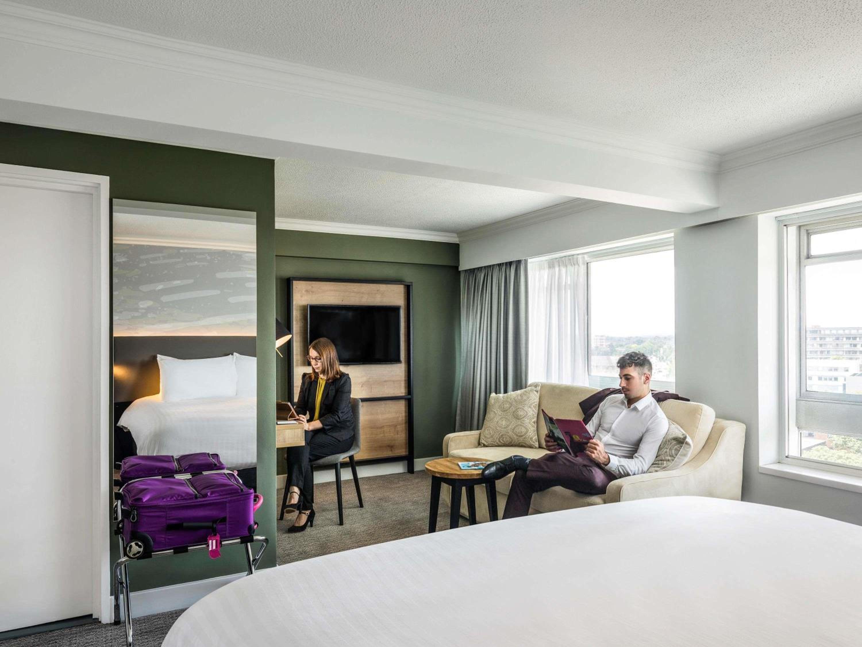Superior King Suite with One Sofa Bed and Panoramic City View - Photo 3