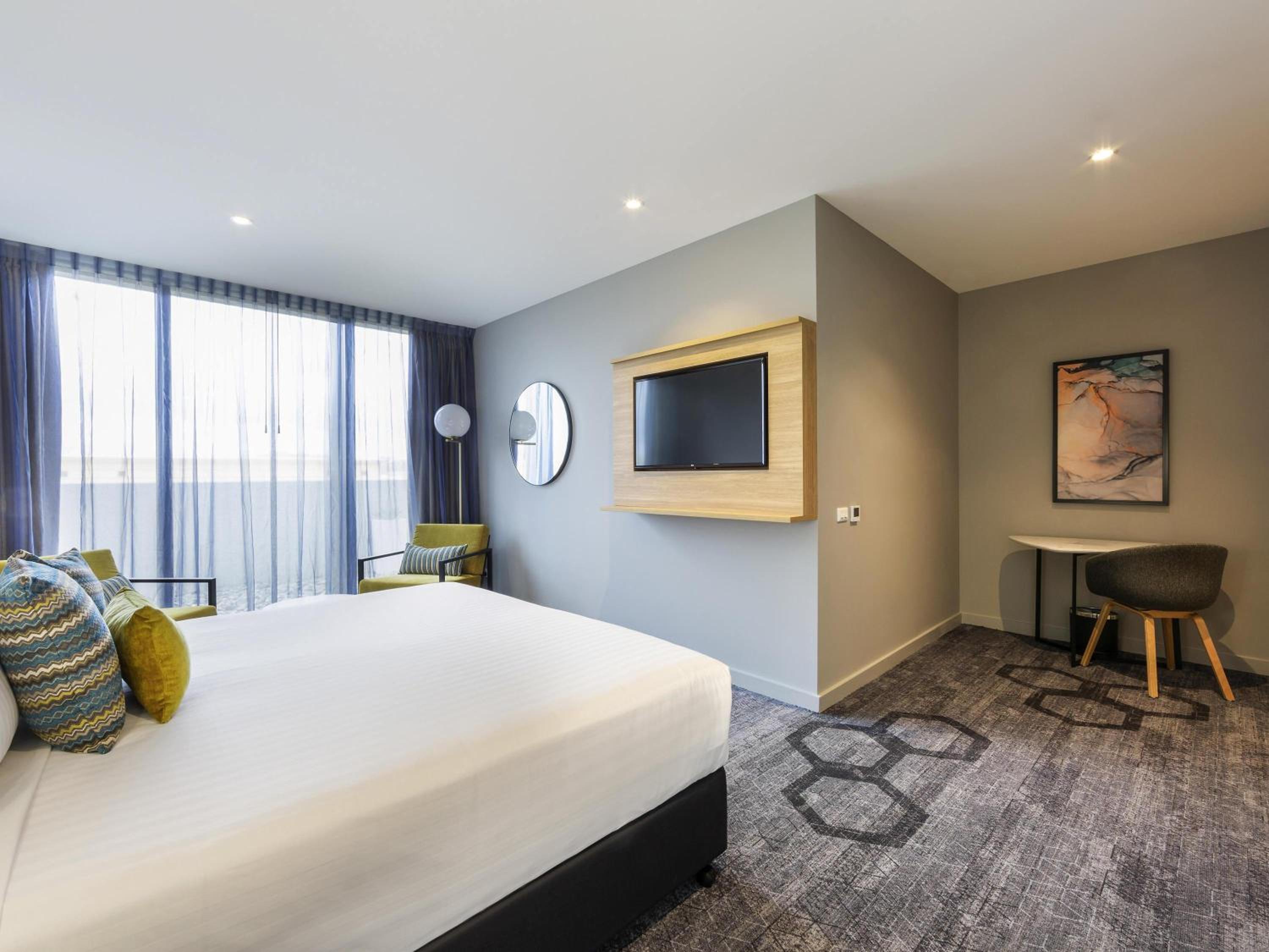 Accessible King Room - Photo 2