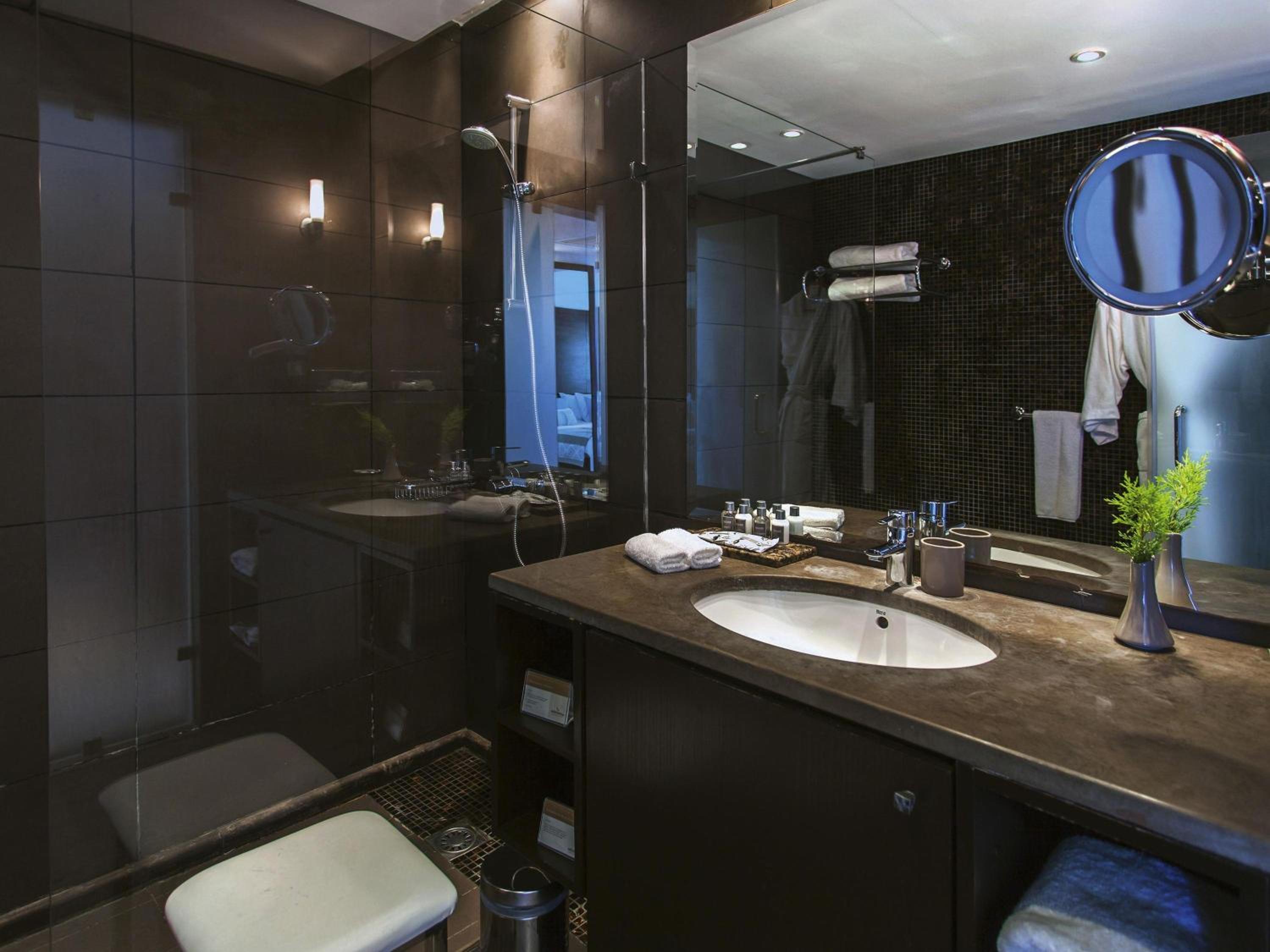 Premium King Room with Sea View - Photo 2