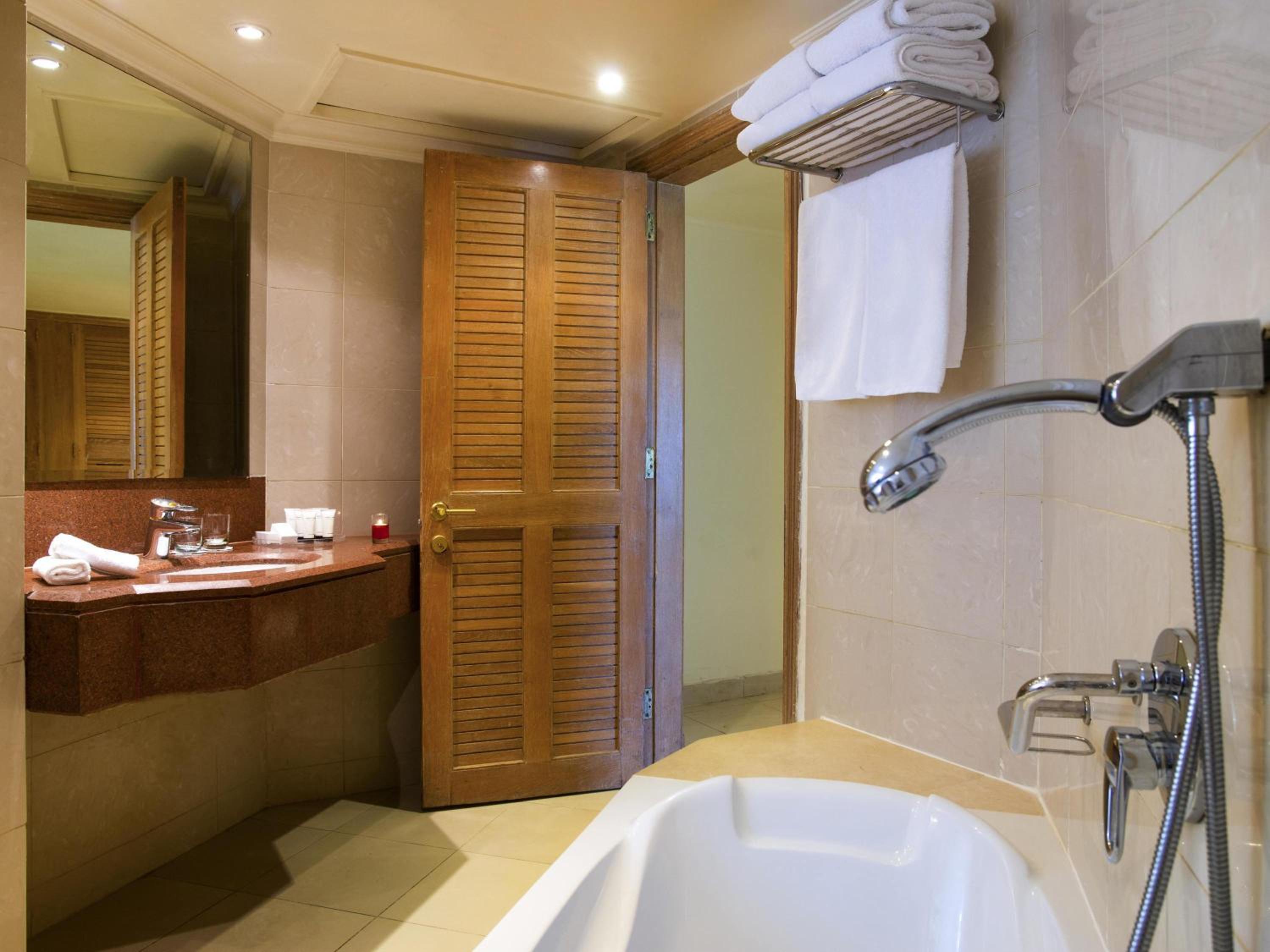 Junior King Suite photo 3