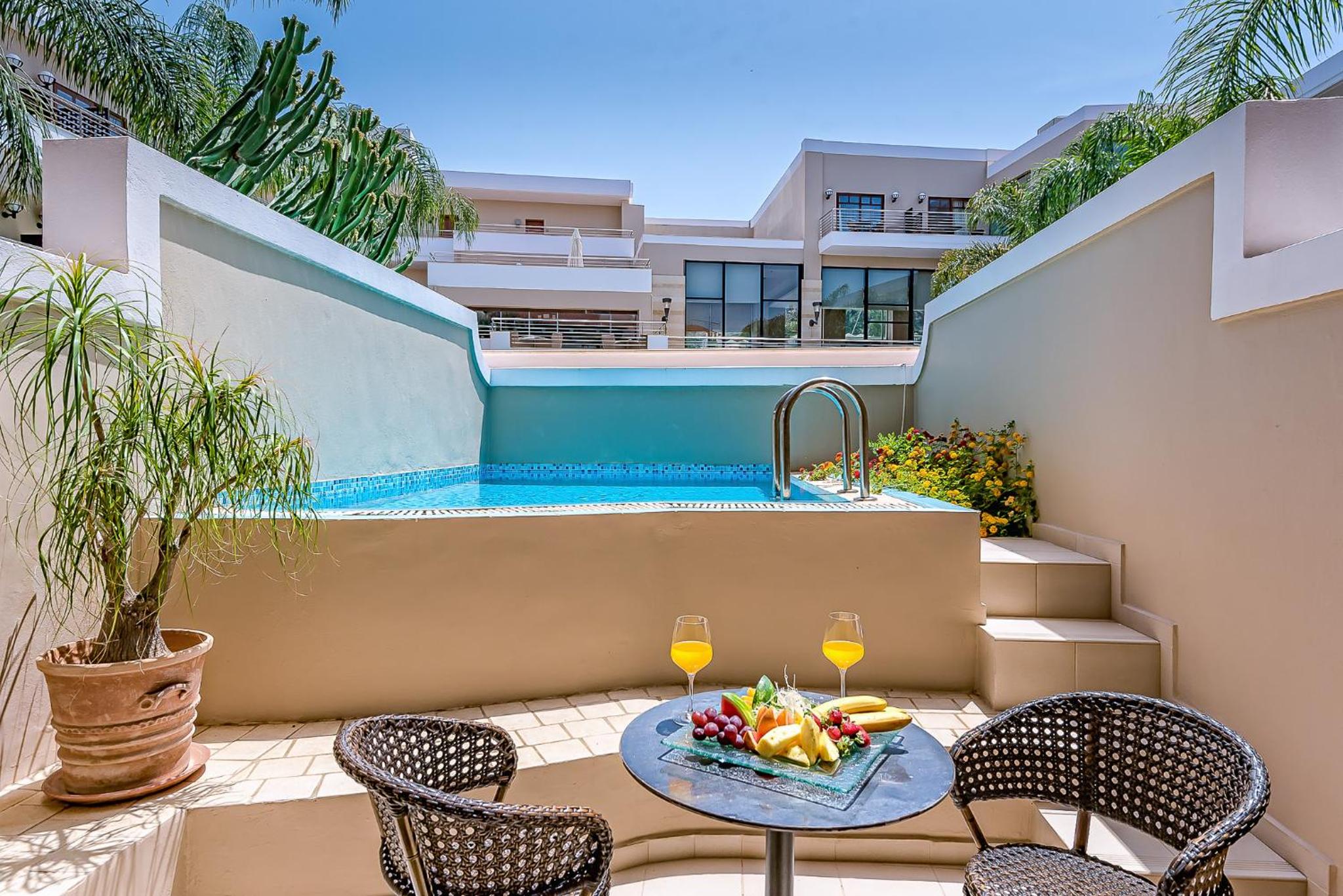 Junior Suite with Private Pool - Photo 17