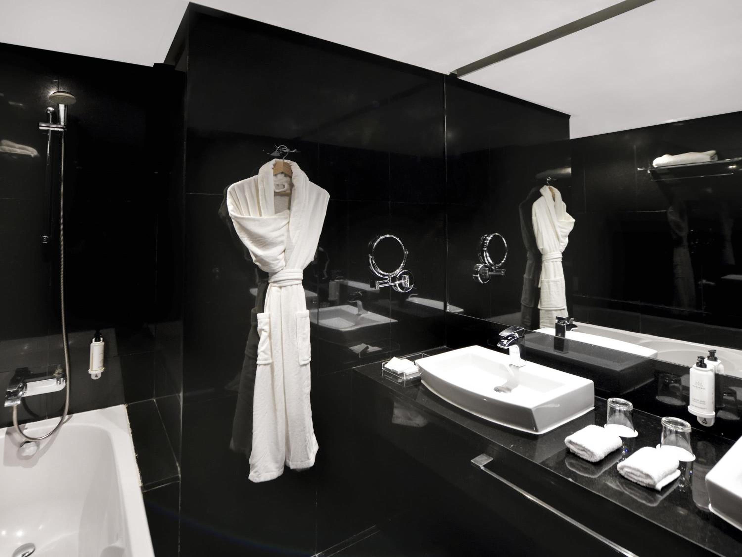 Deluxe King Suite photo 1