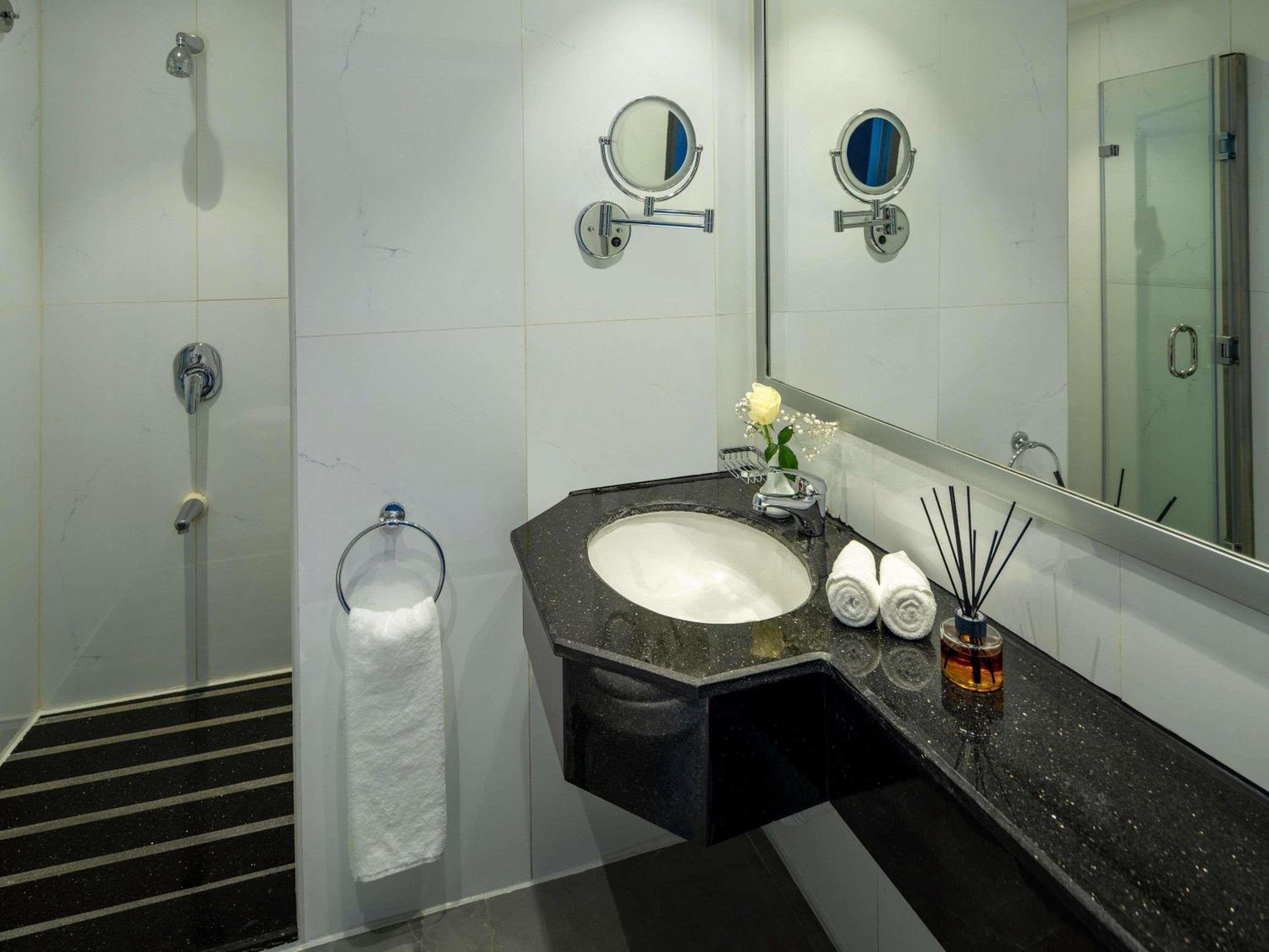 Classic Comfort Twin Room with Tower View - Photo 2
