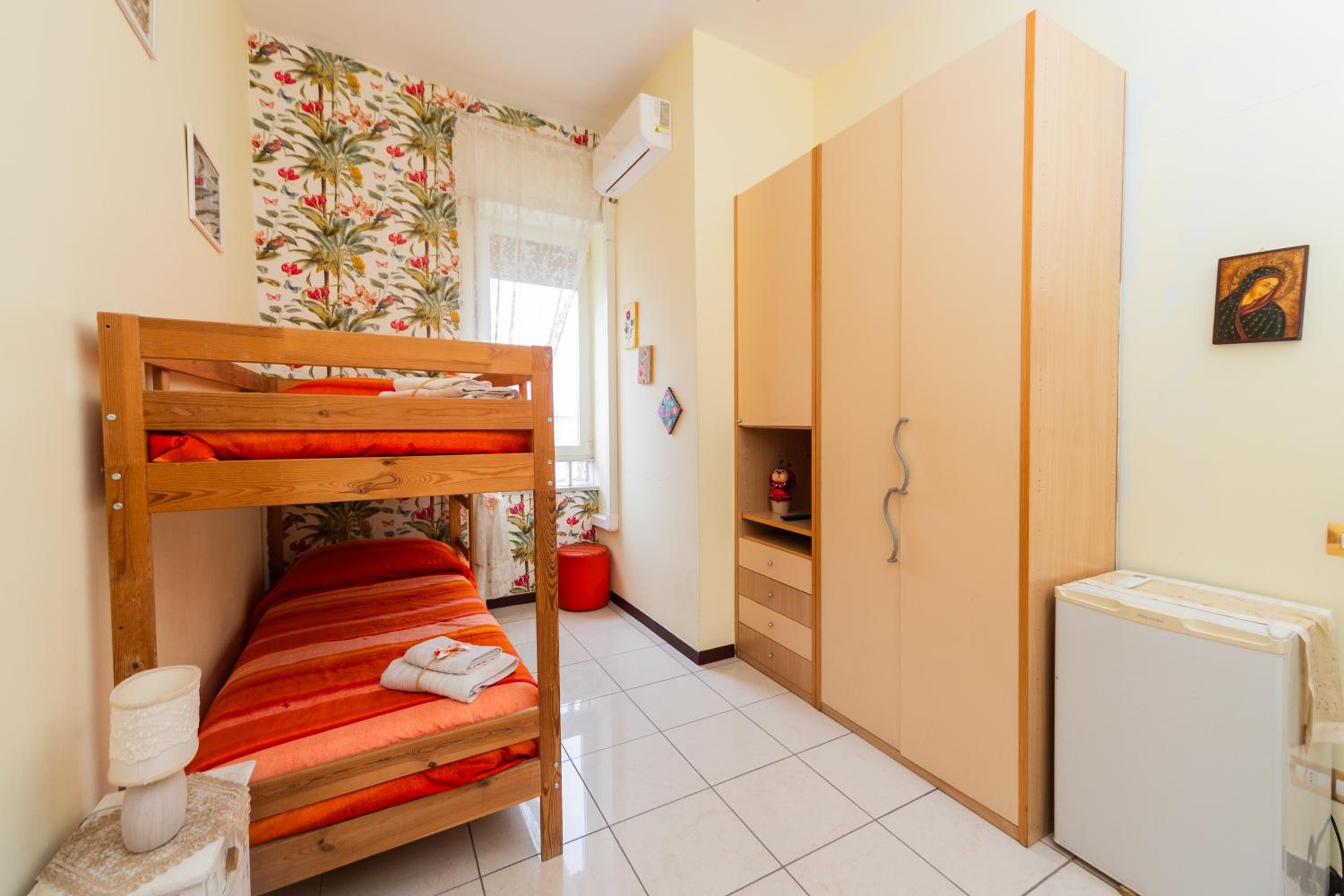 Twin Room with Private External Bathroom photo 2