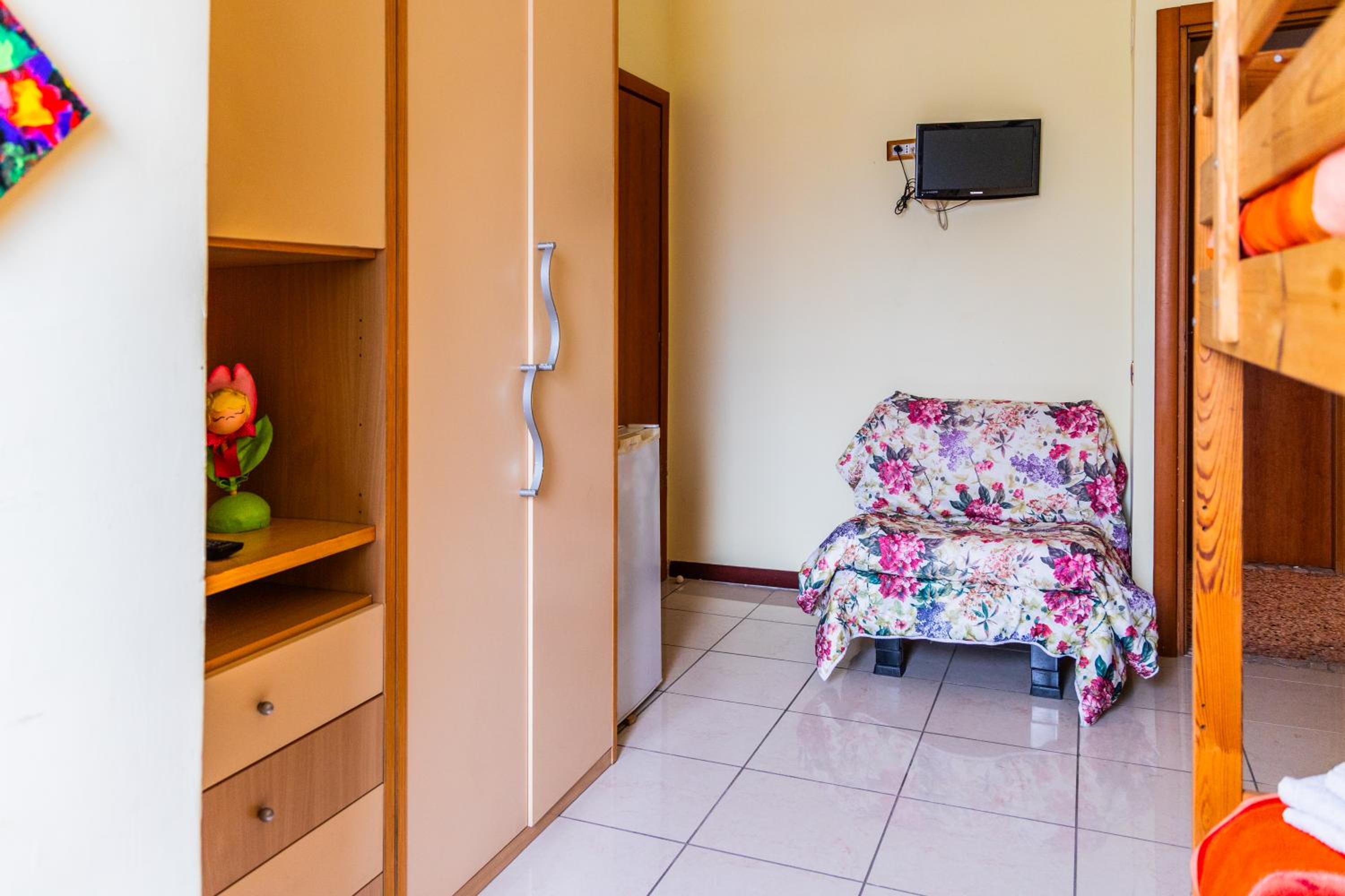 Twin Room with Private External Bathroom photo 3