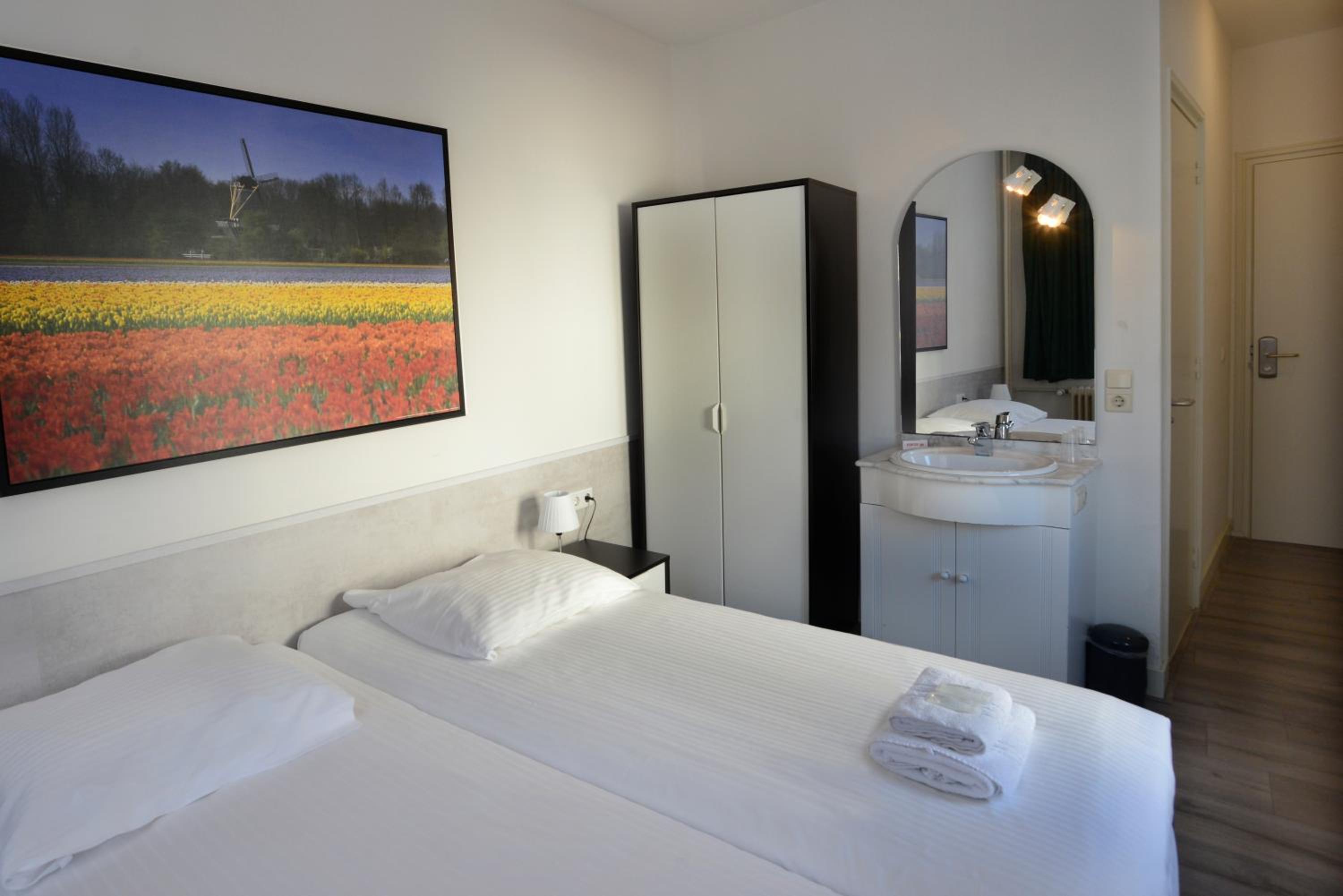 Standard Double or Twin Room - Photo 11