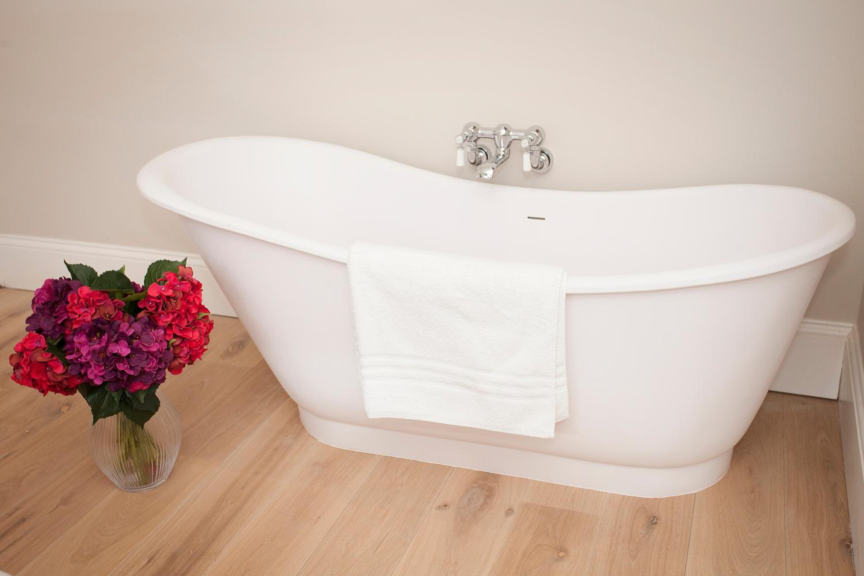 Superior King Room 3 w/bathtub - Photo 3