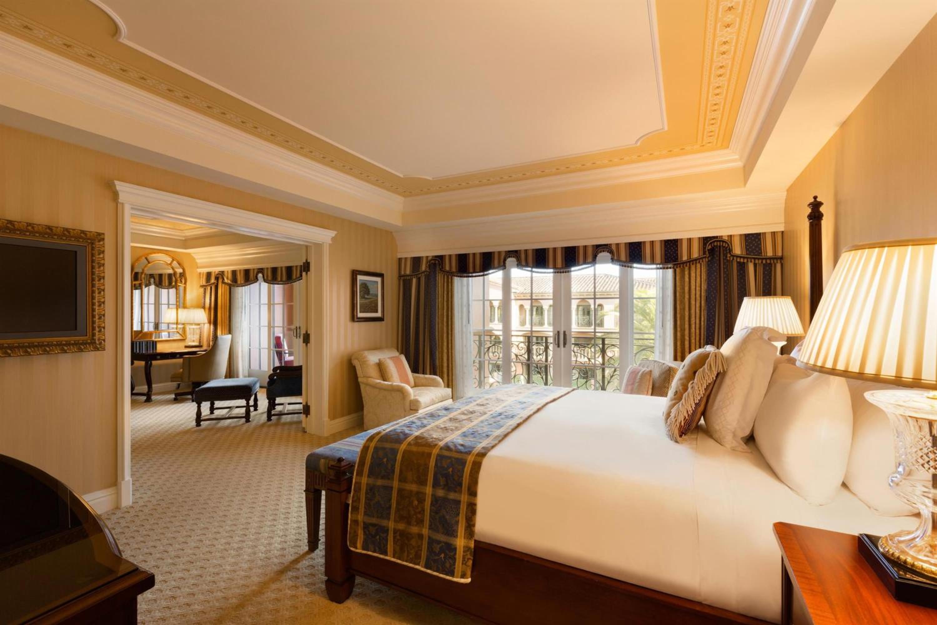One-Bedroom Del Mar King Suite with Fireside - Photo 3