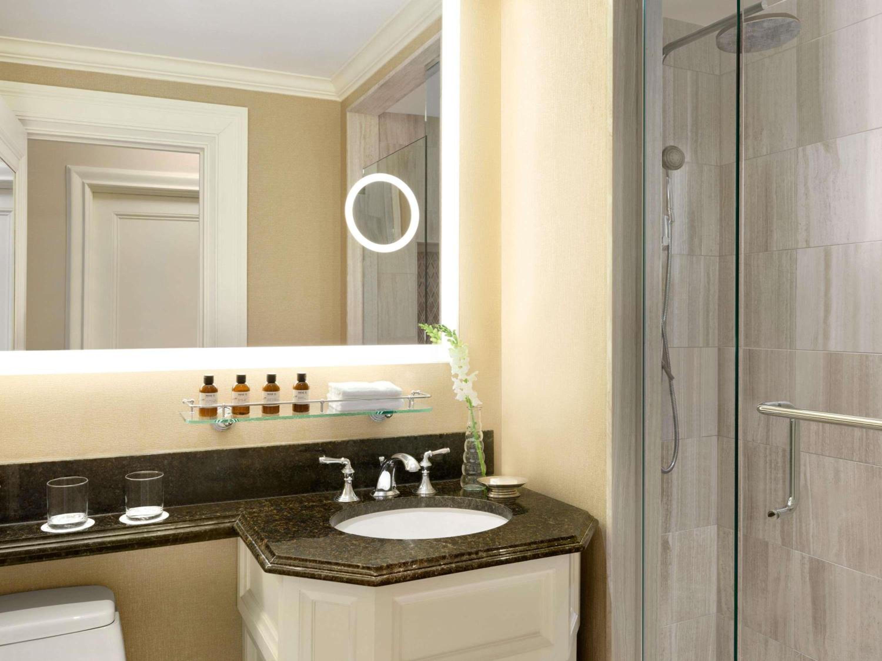 Fairmont Gold One Bedroom King Suite One King with Lounge Access