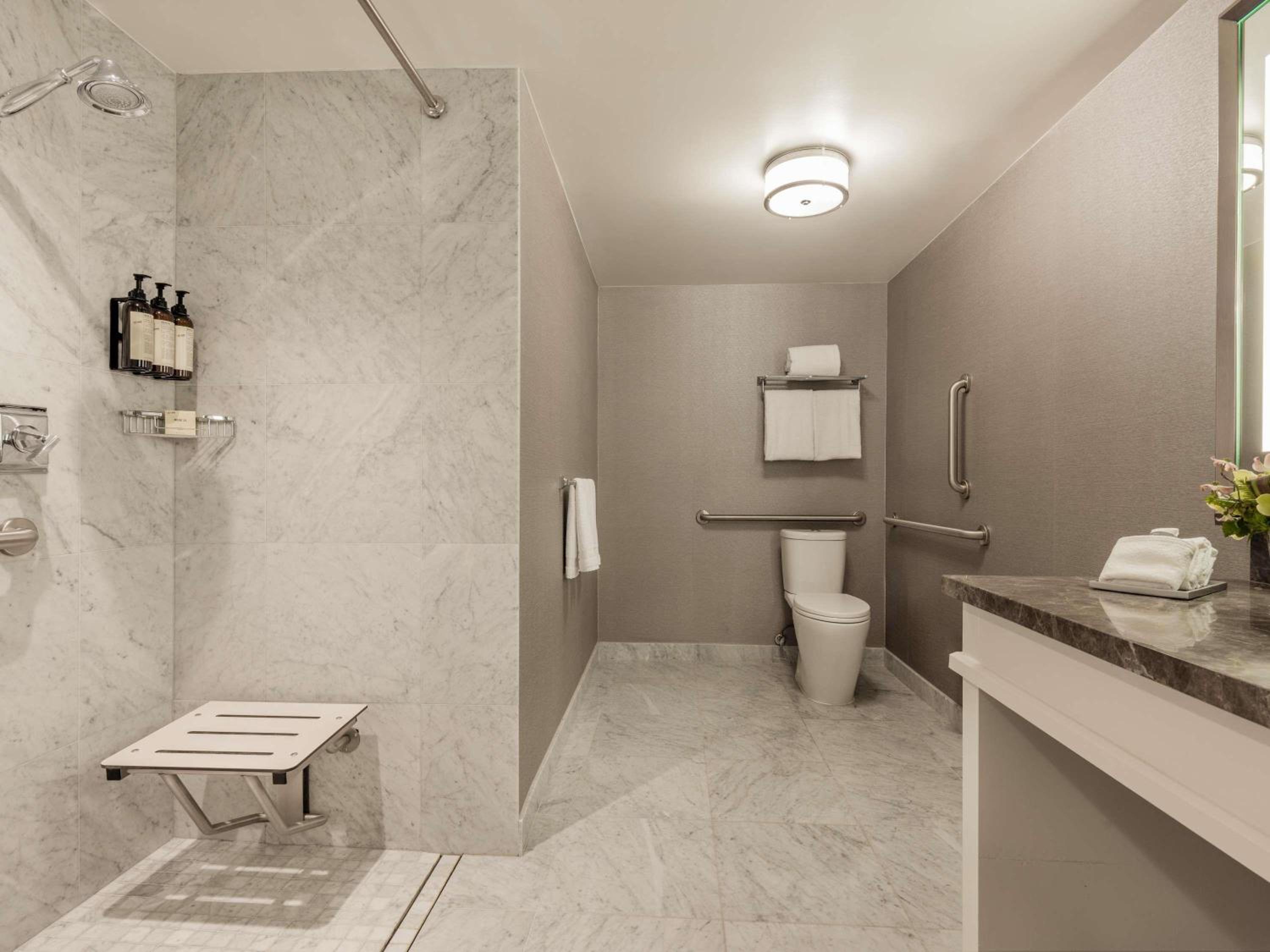 Deluxe King Room with Roll-In Shower - Disability Access - Photo 3