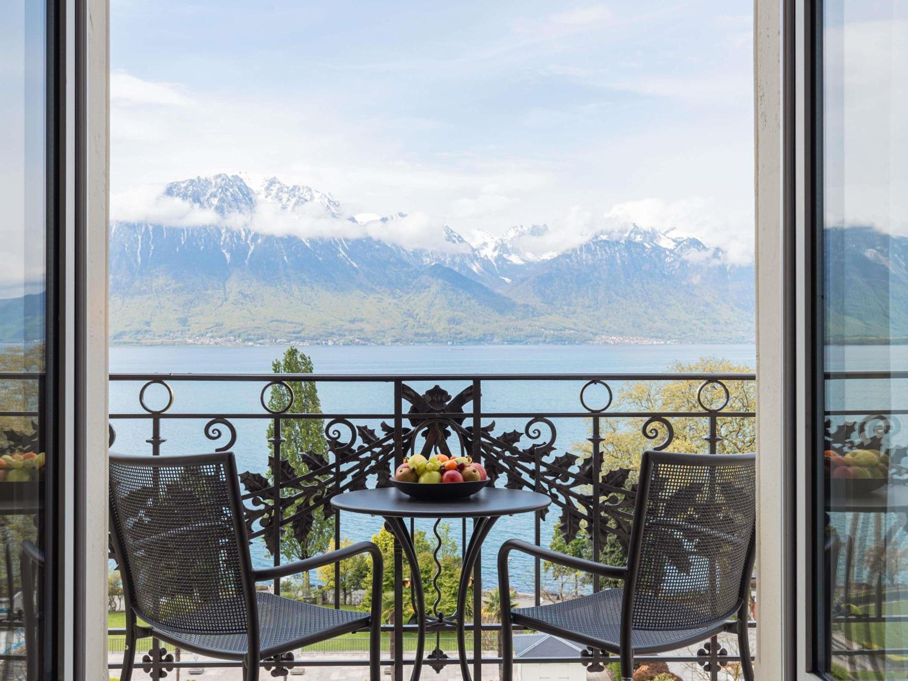 Deluxe Twin Room with Lake View - Photo 3
