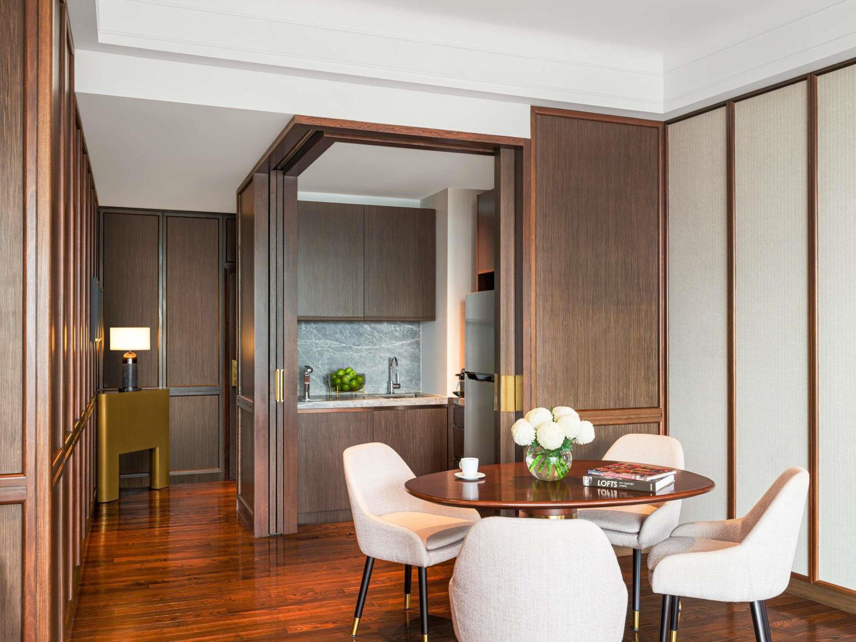 Ambassador Suite, 1 King, 2 Balconies, Lounge Access