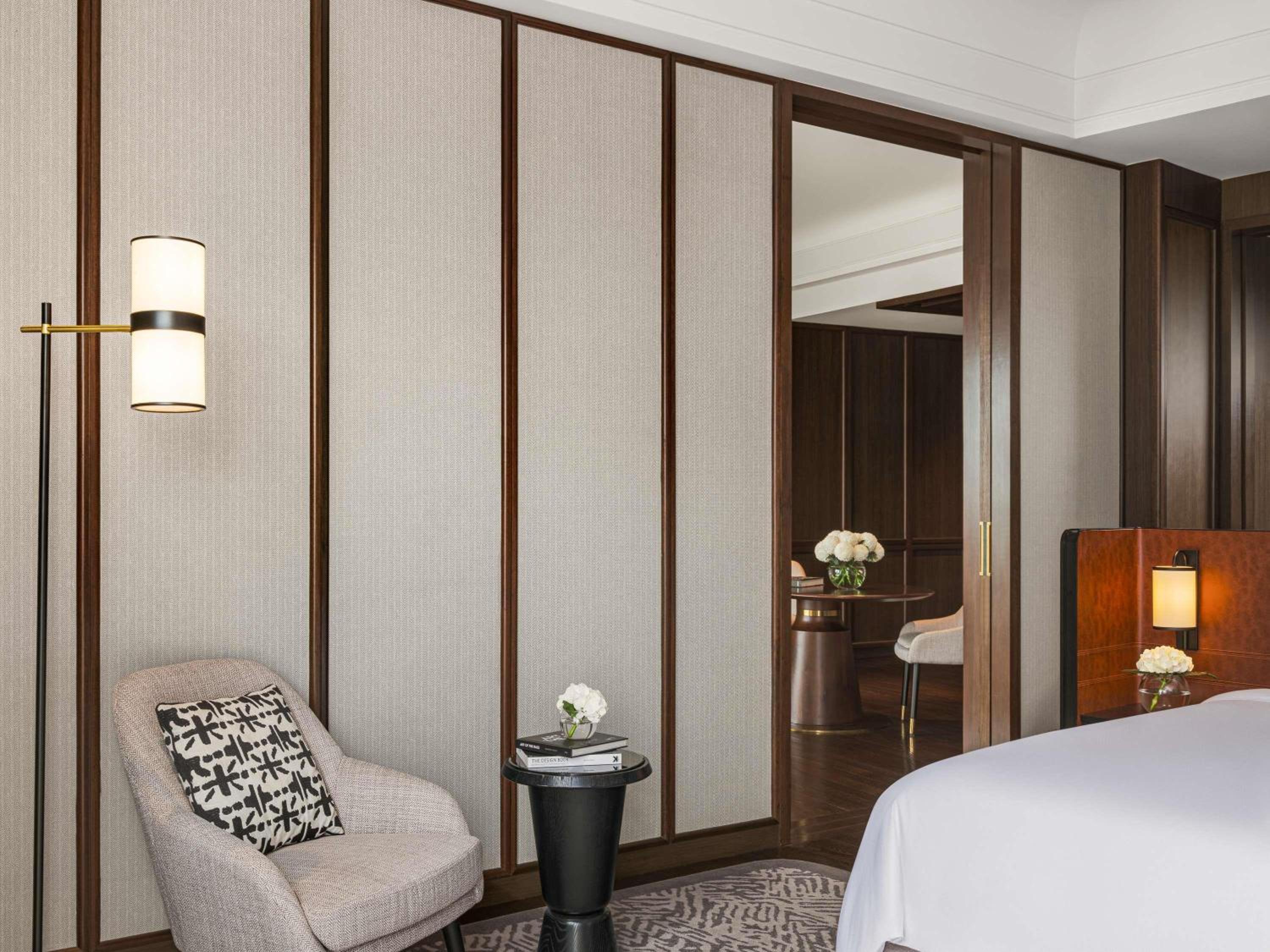 Ambassador Suite, 1 King, 2 Balconies, Lounge Access thumbnail 5