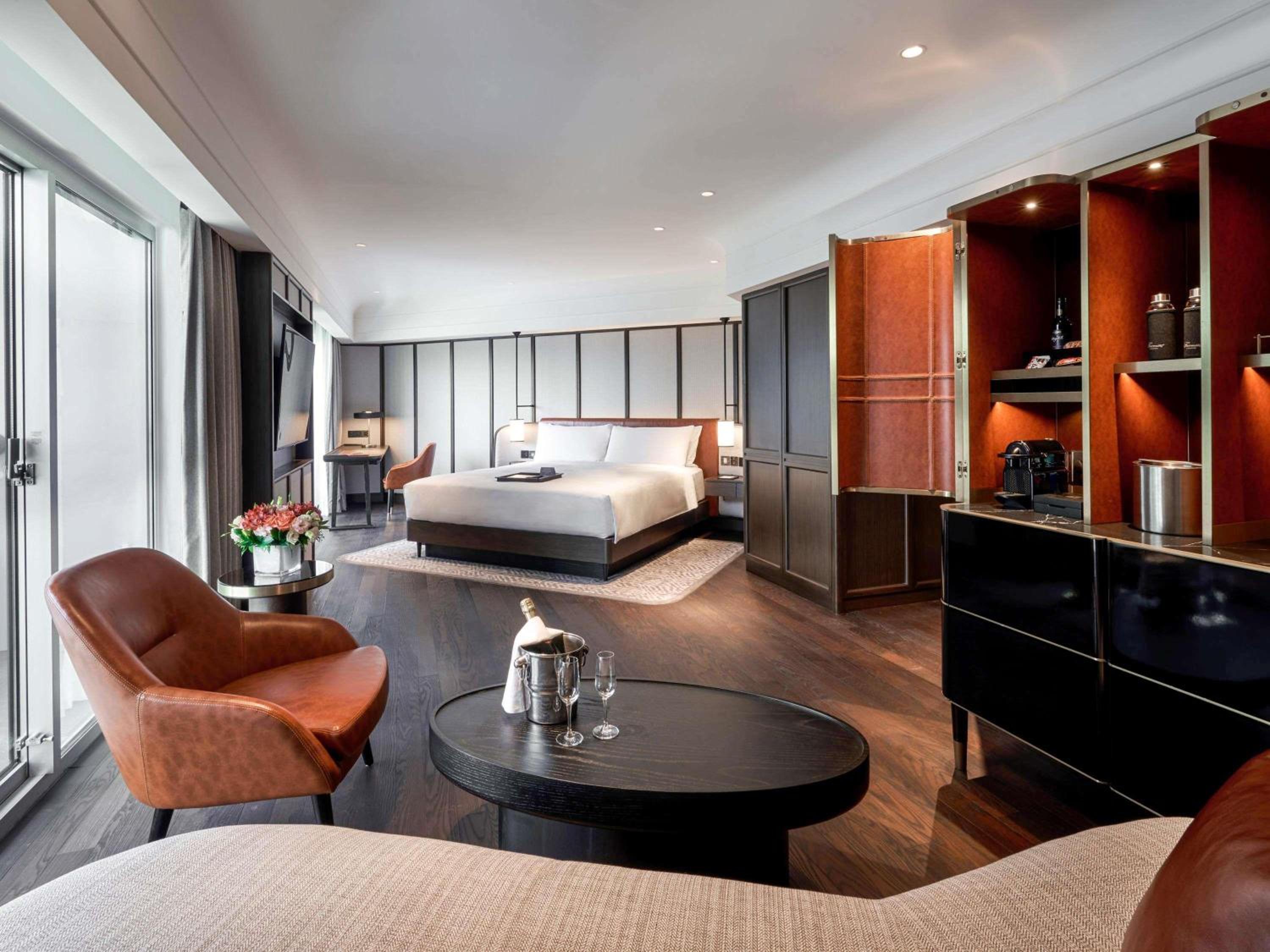 Signature Gold Suite, 1 King, 2 Balconies, Lounge Access