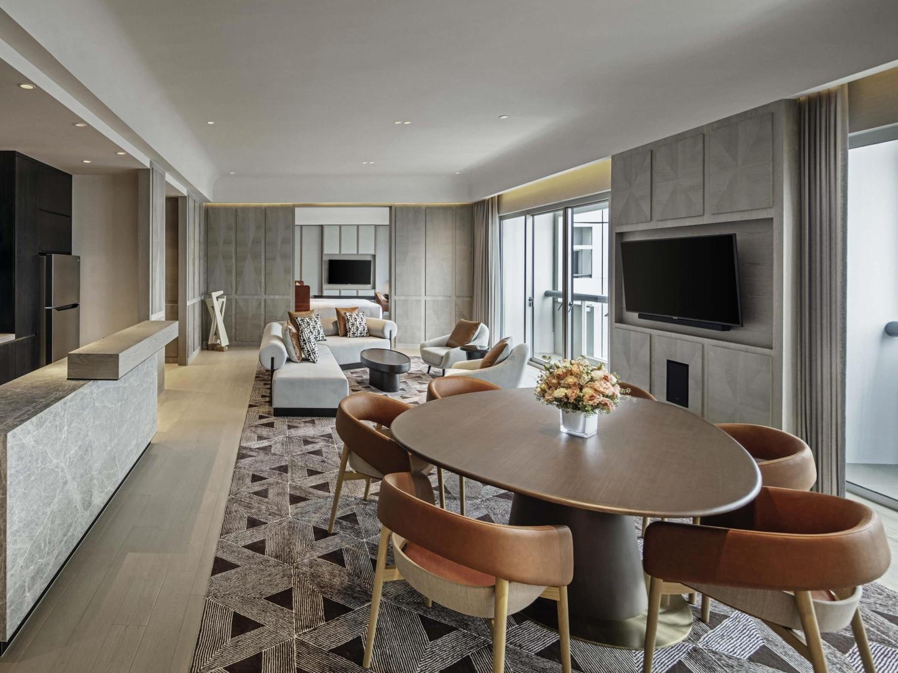 Governor Suite, 1 King, 3 Balconies, Lounge Access