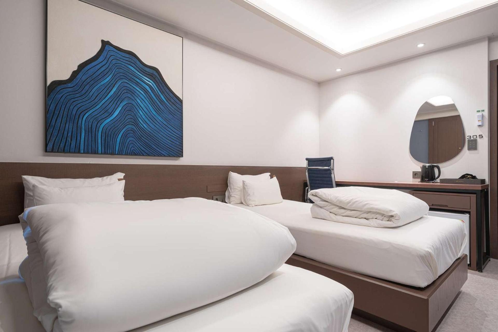 Standard Twin Room - Photo 6