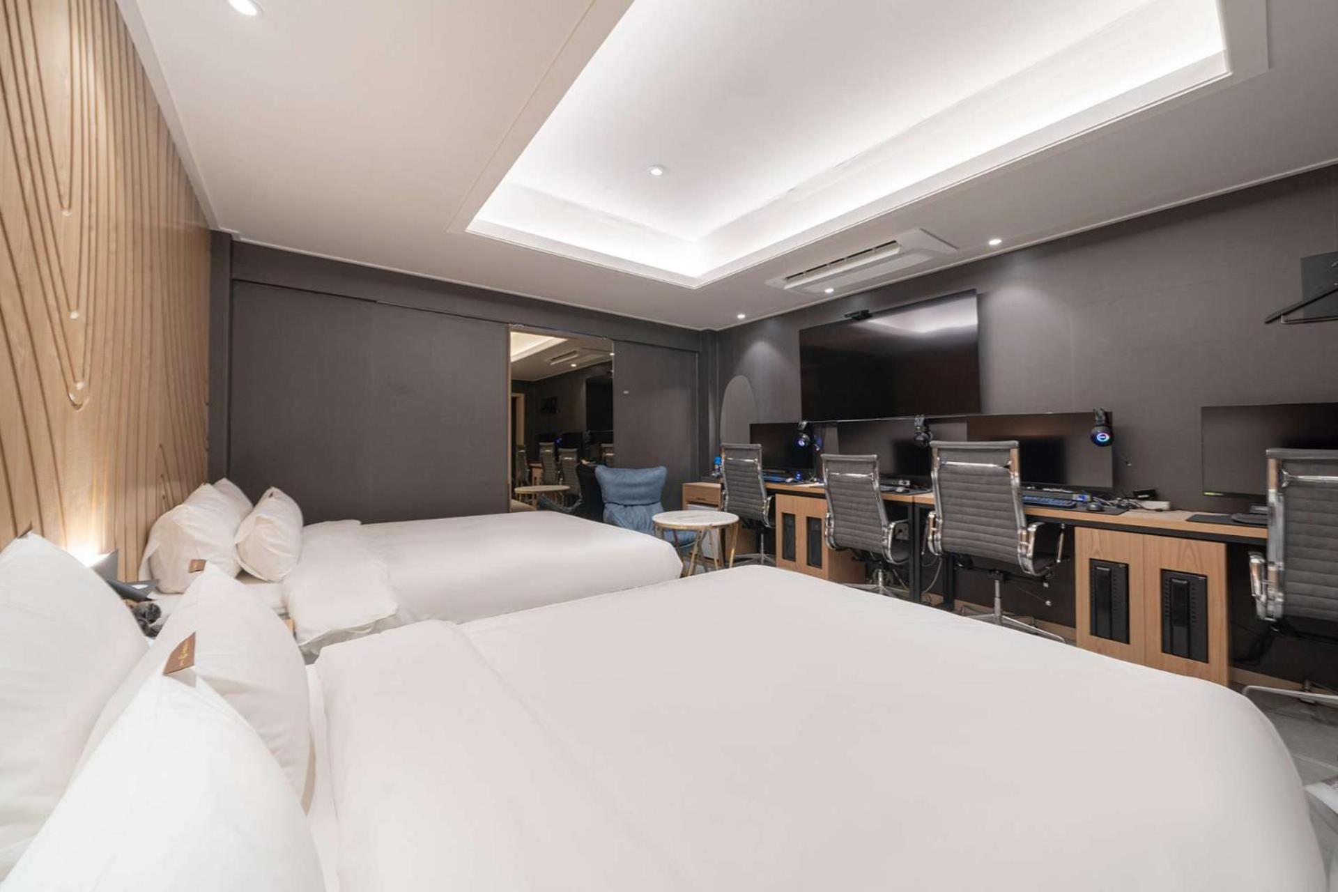Deluxe Twin Room with 4PC photo 2