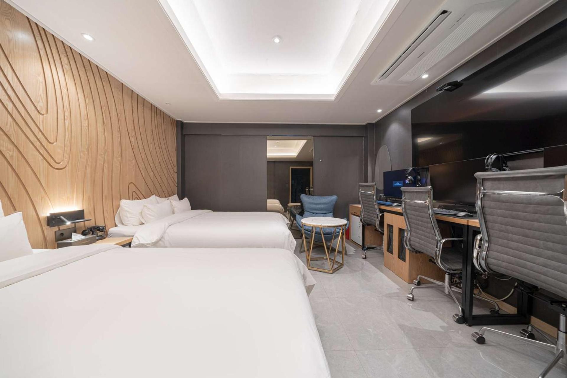 Deluxe Twin Room with 4PC photo 3