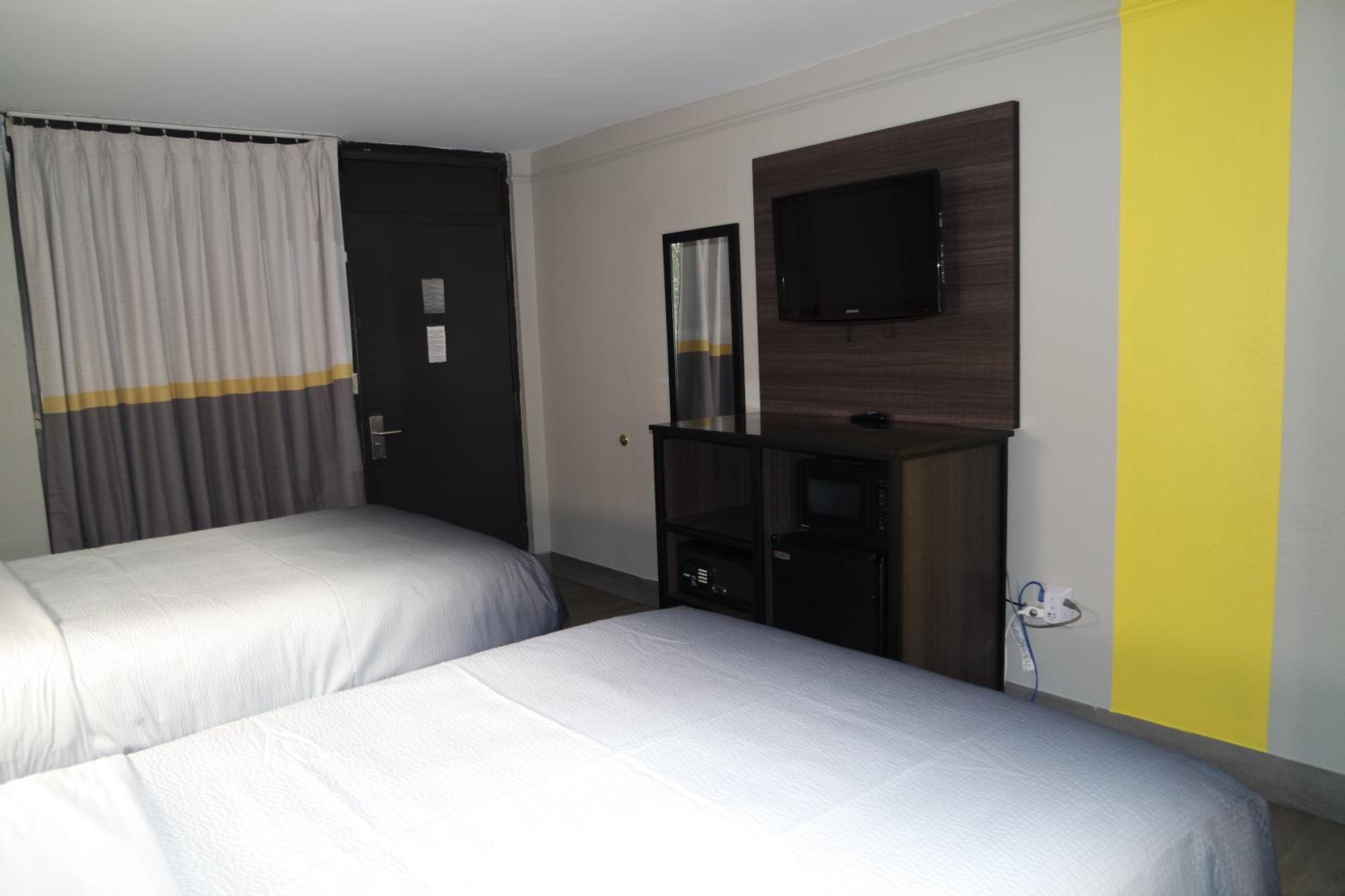 Queen Room with Two Queen Beds - Non-Smoking - Photo 3
