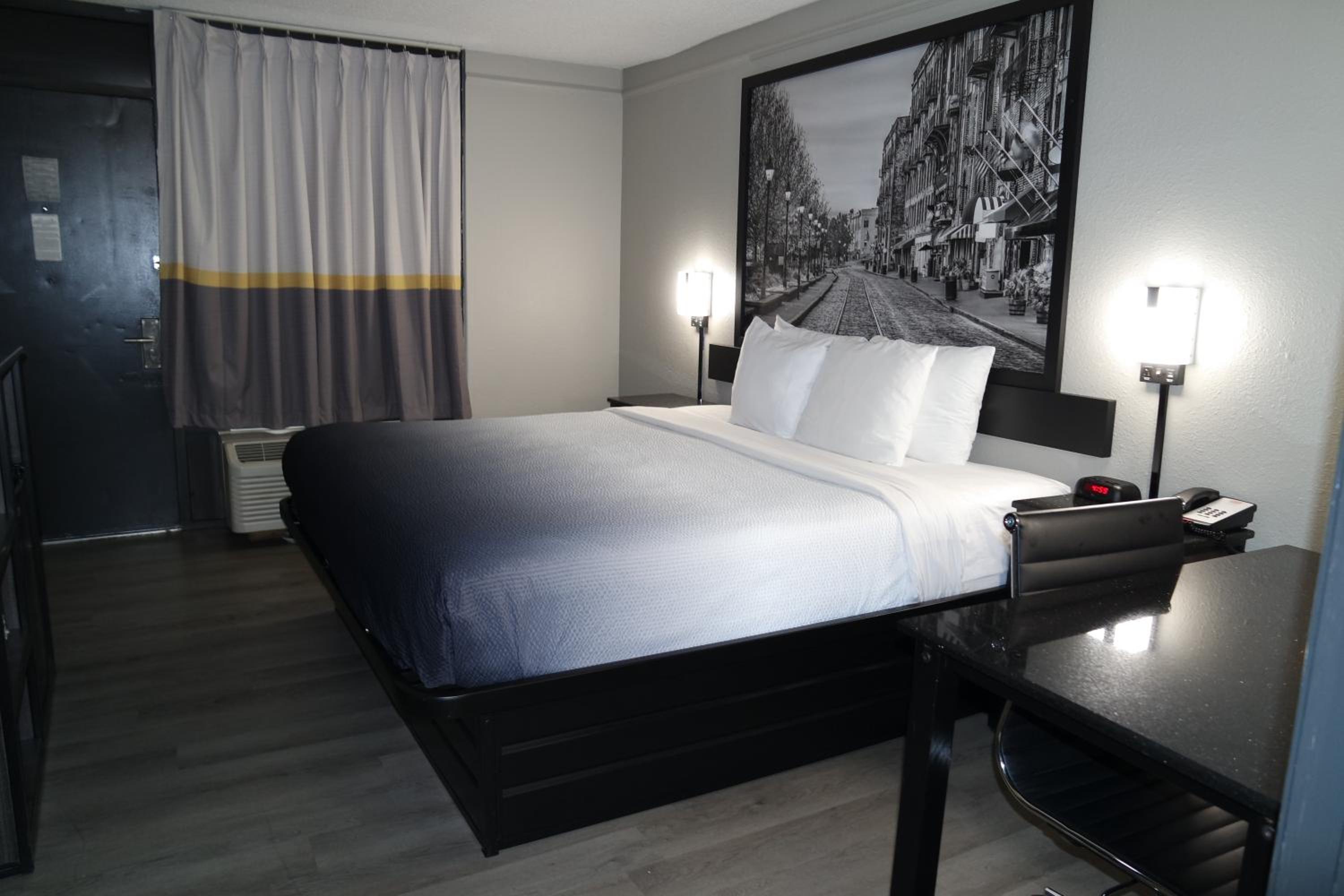 King Room - Non-Smoking - Photo 2