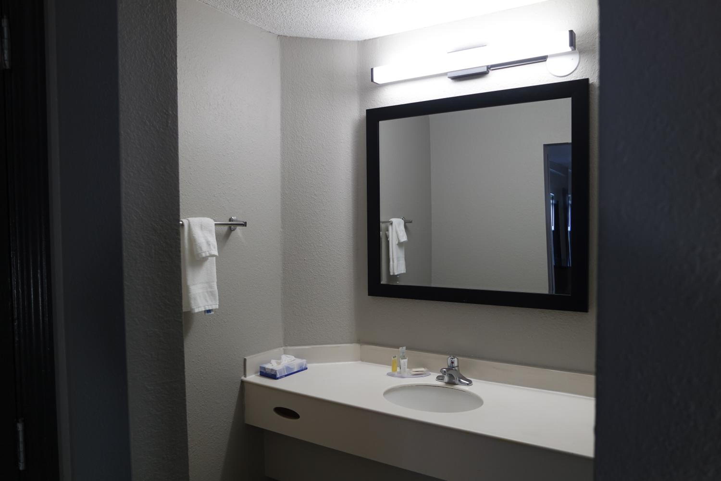 King Room - Non-Smoking - Photo 3
