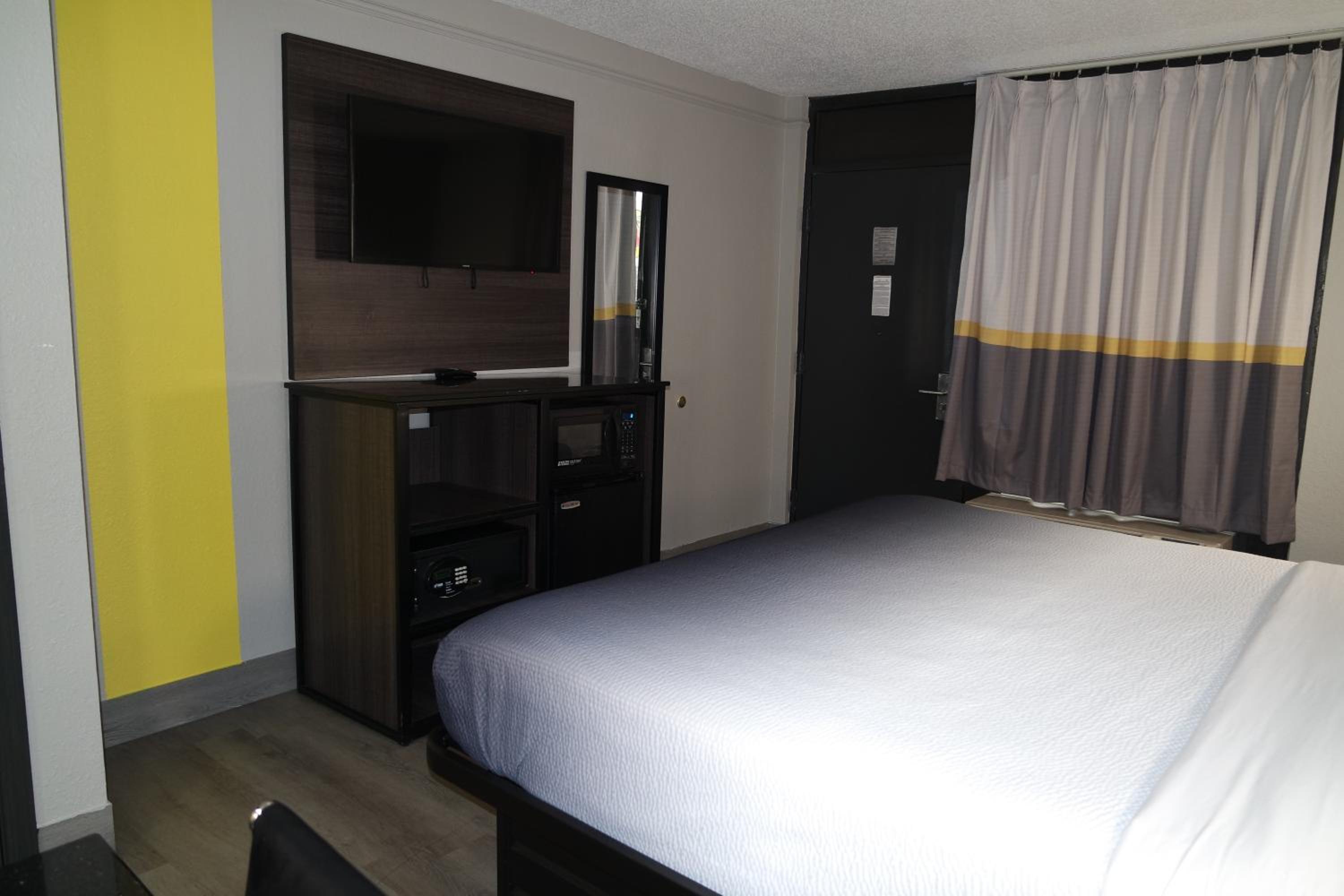 King Room - Non-Smoking - Photo 4