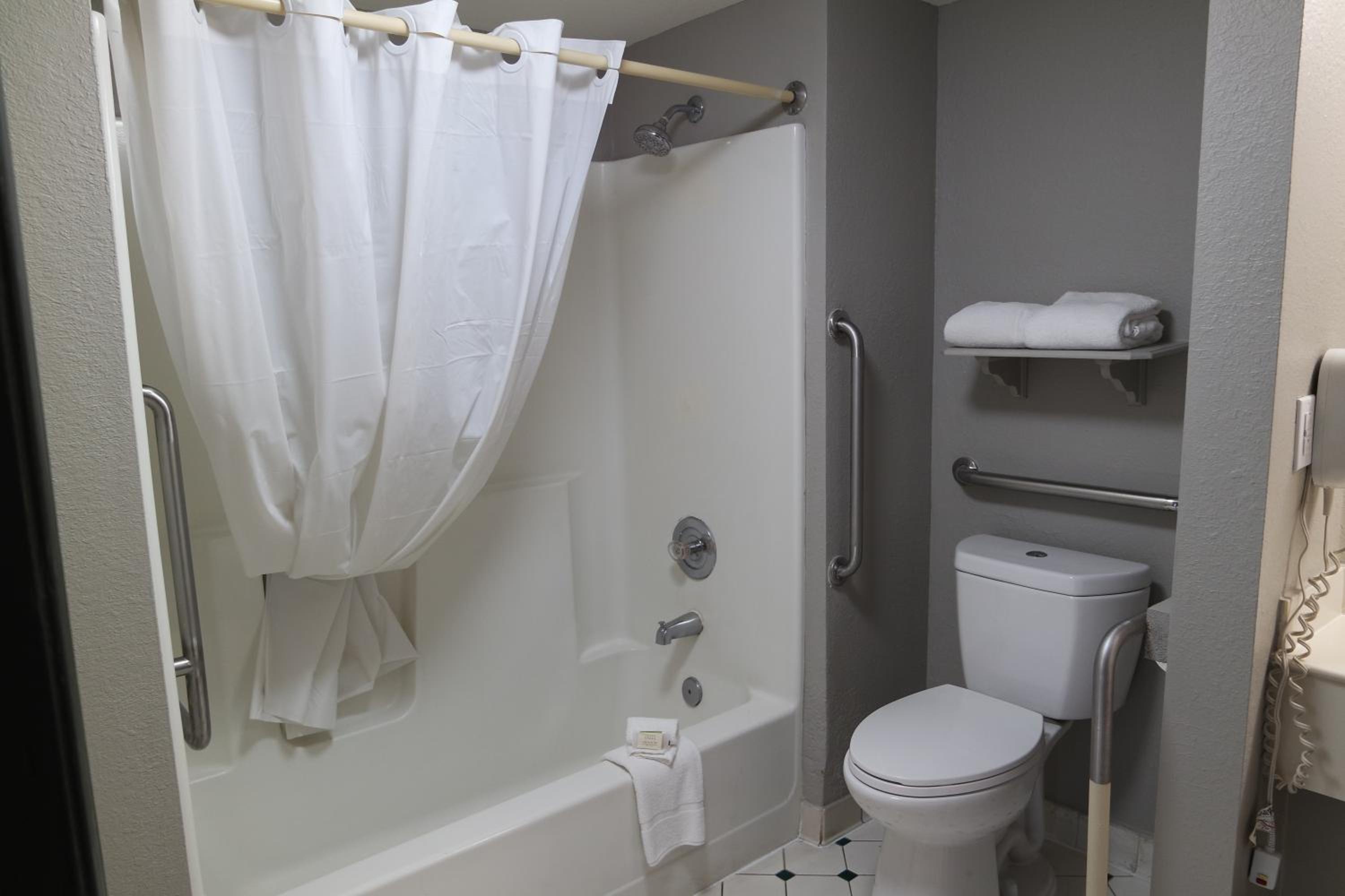 King Room with Bathtub w/Grab Bars - Mobility Accessible/Non-Smoking - Photo 3