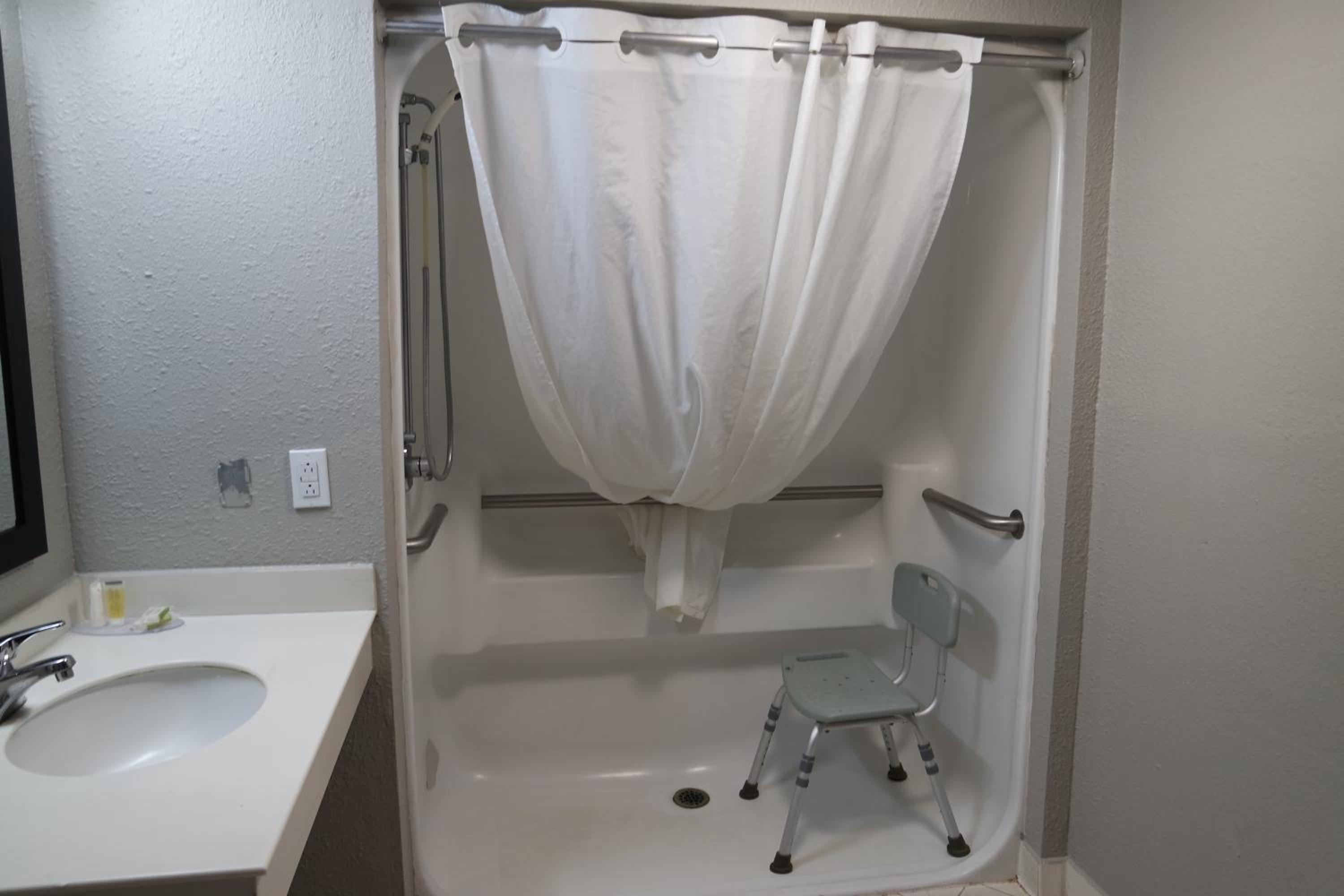 King Room with Roll-in Shower - Mobility Access/Non-Smoking - Photo 2