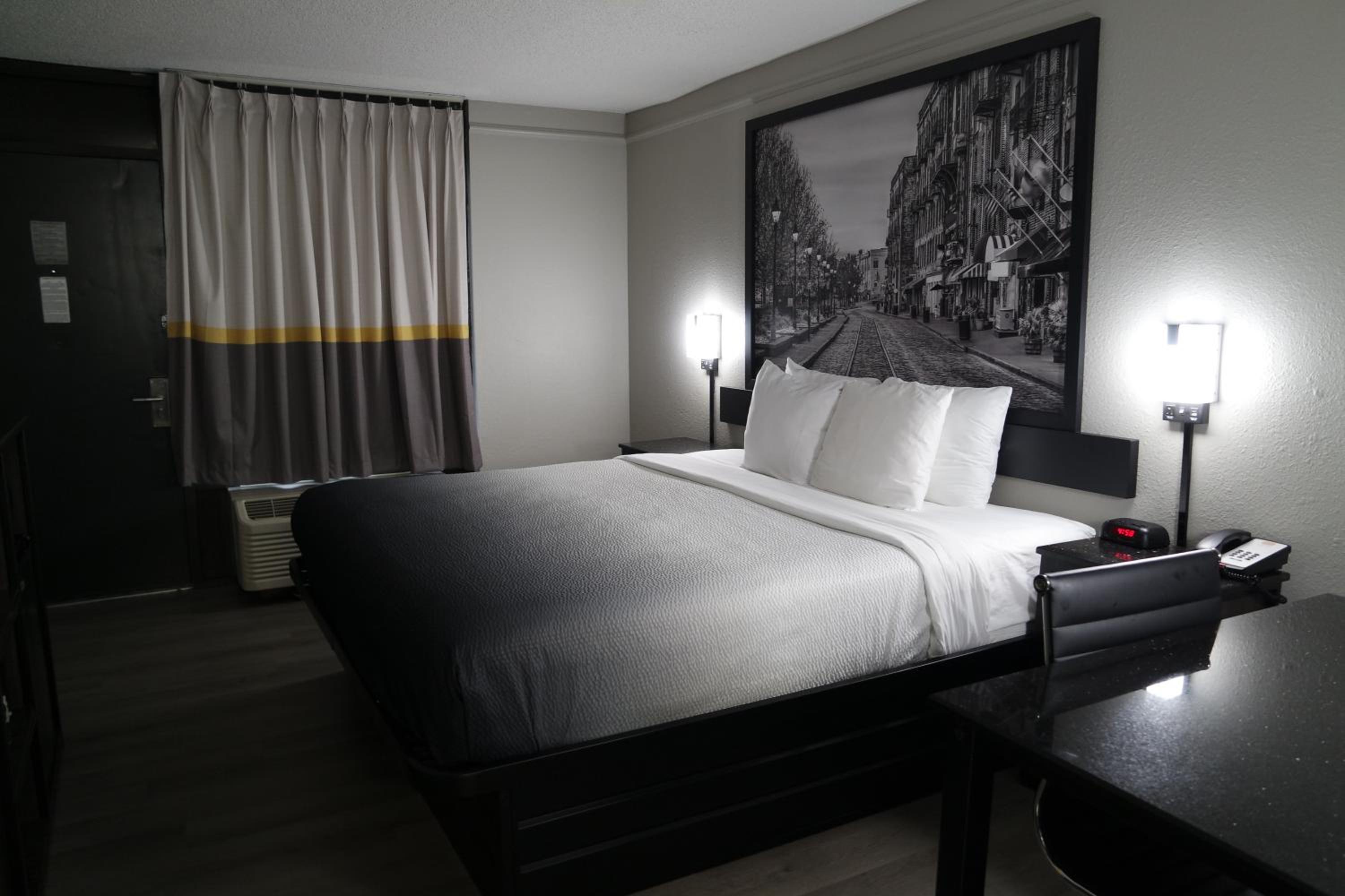 King Room - Non-Smoking - Photo 5