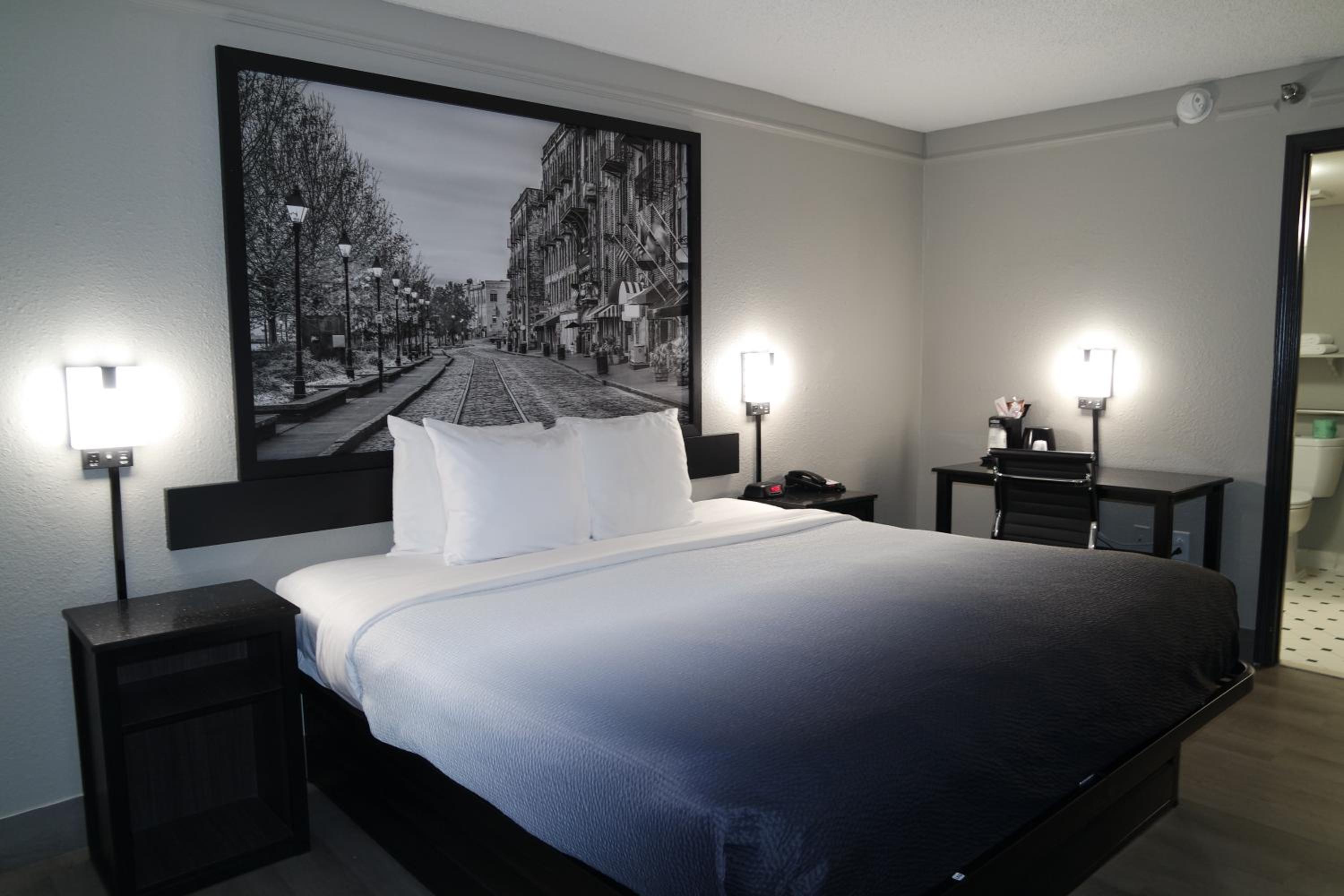 King Room - Non-Smoking - Photo 6
