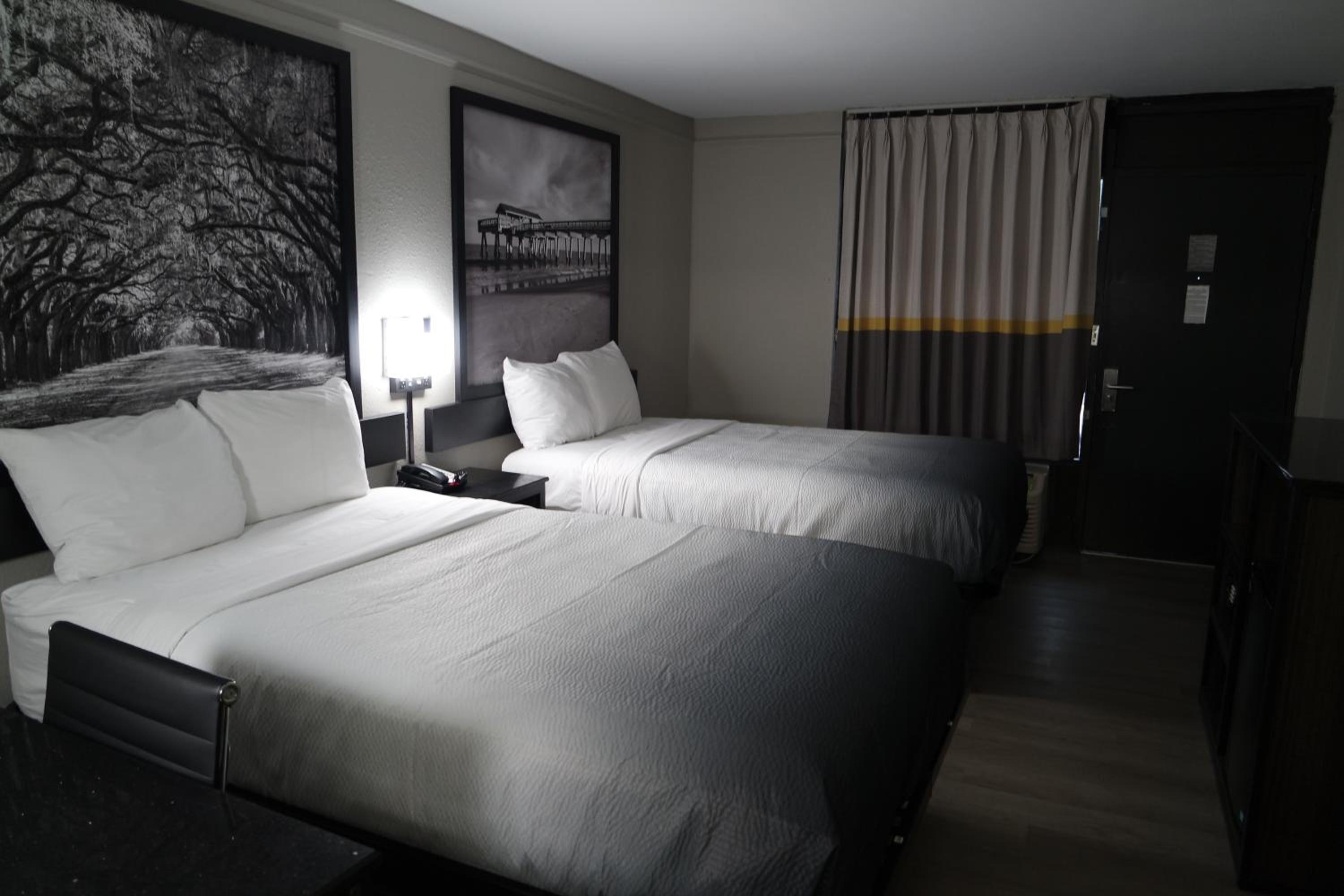 Queen Room with Two Queen Beds - Non-Smoking - Photo 4