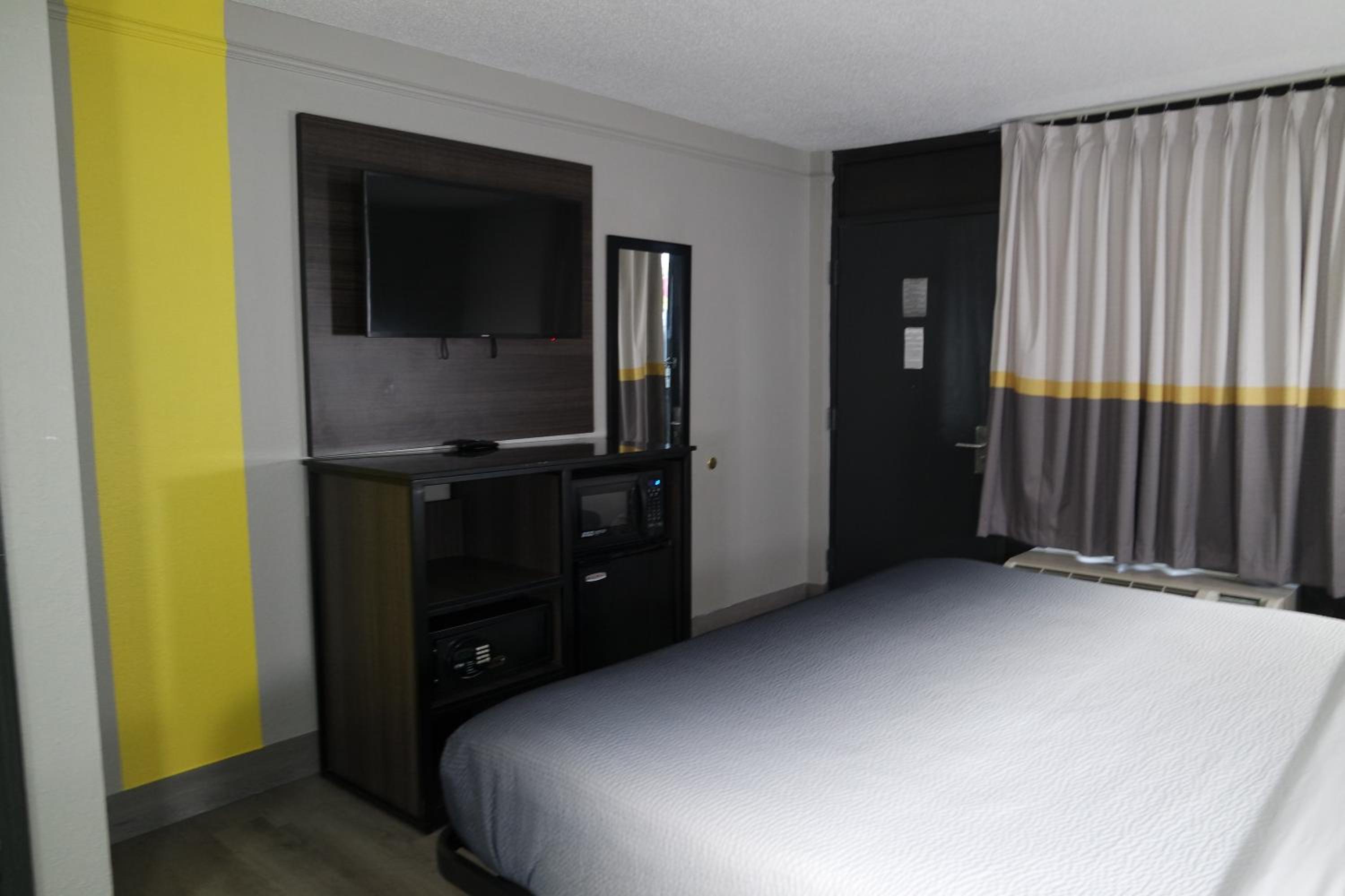 King Room - Non-Smoking - Photo 7