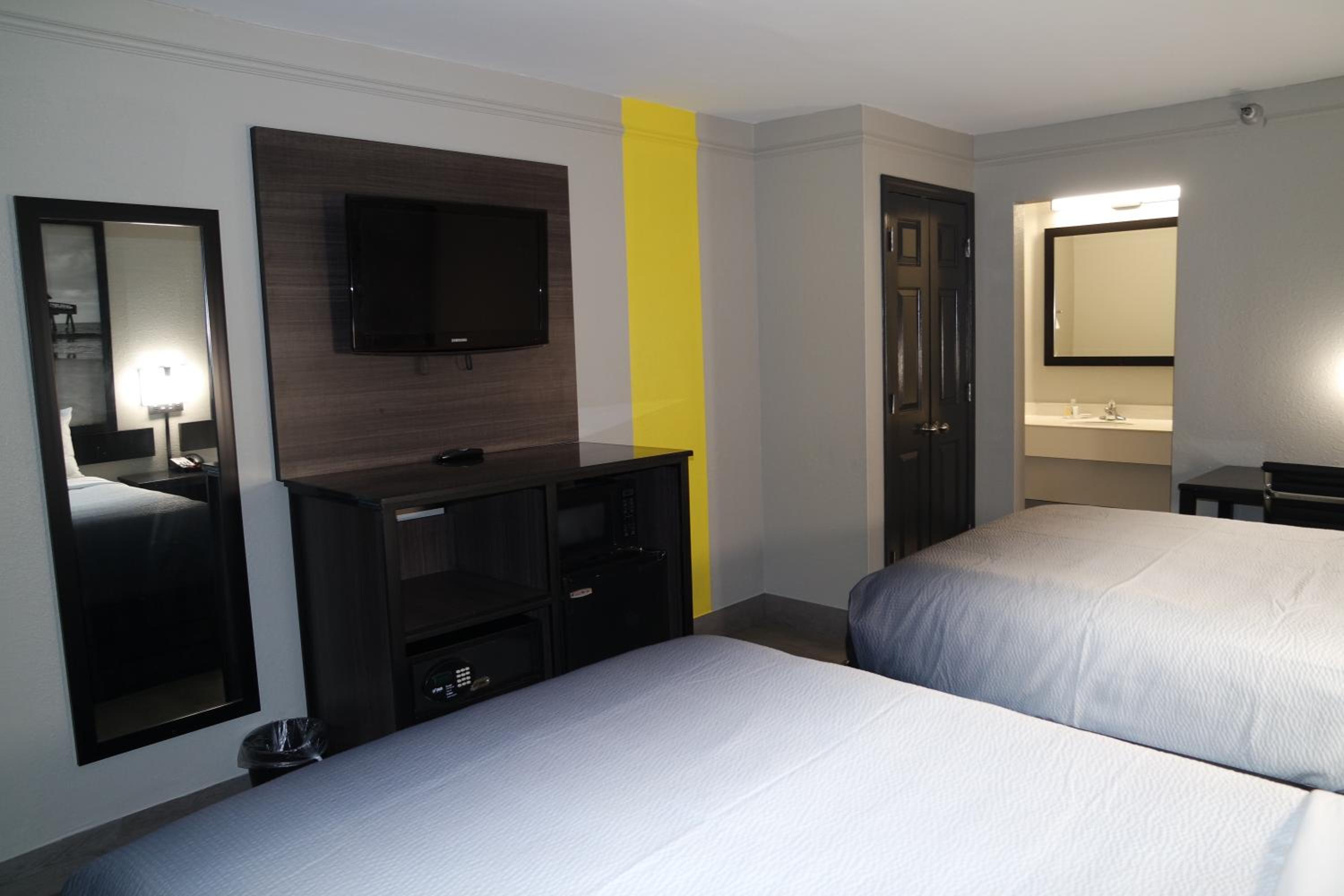 Queen Room with Two Queen Beds - Non-Smoking - Photo 5