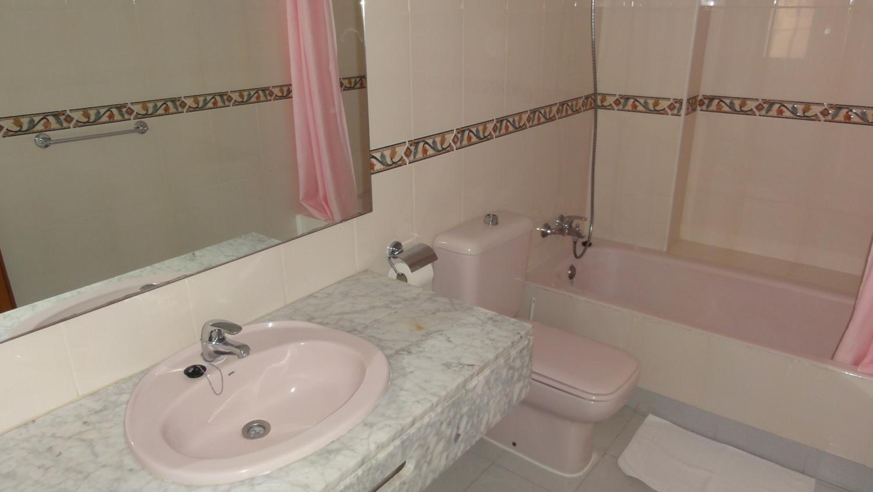 One-Bedroom Apartment (4 Adults) - Photo 9