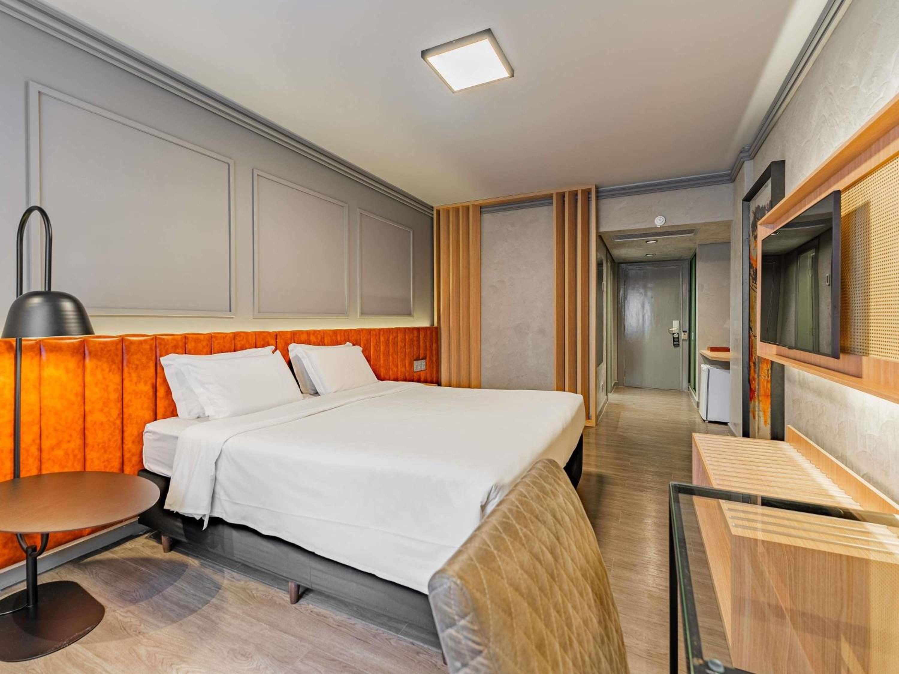 Premium Luxury Queen Room - Photo 3