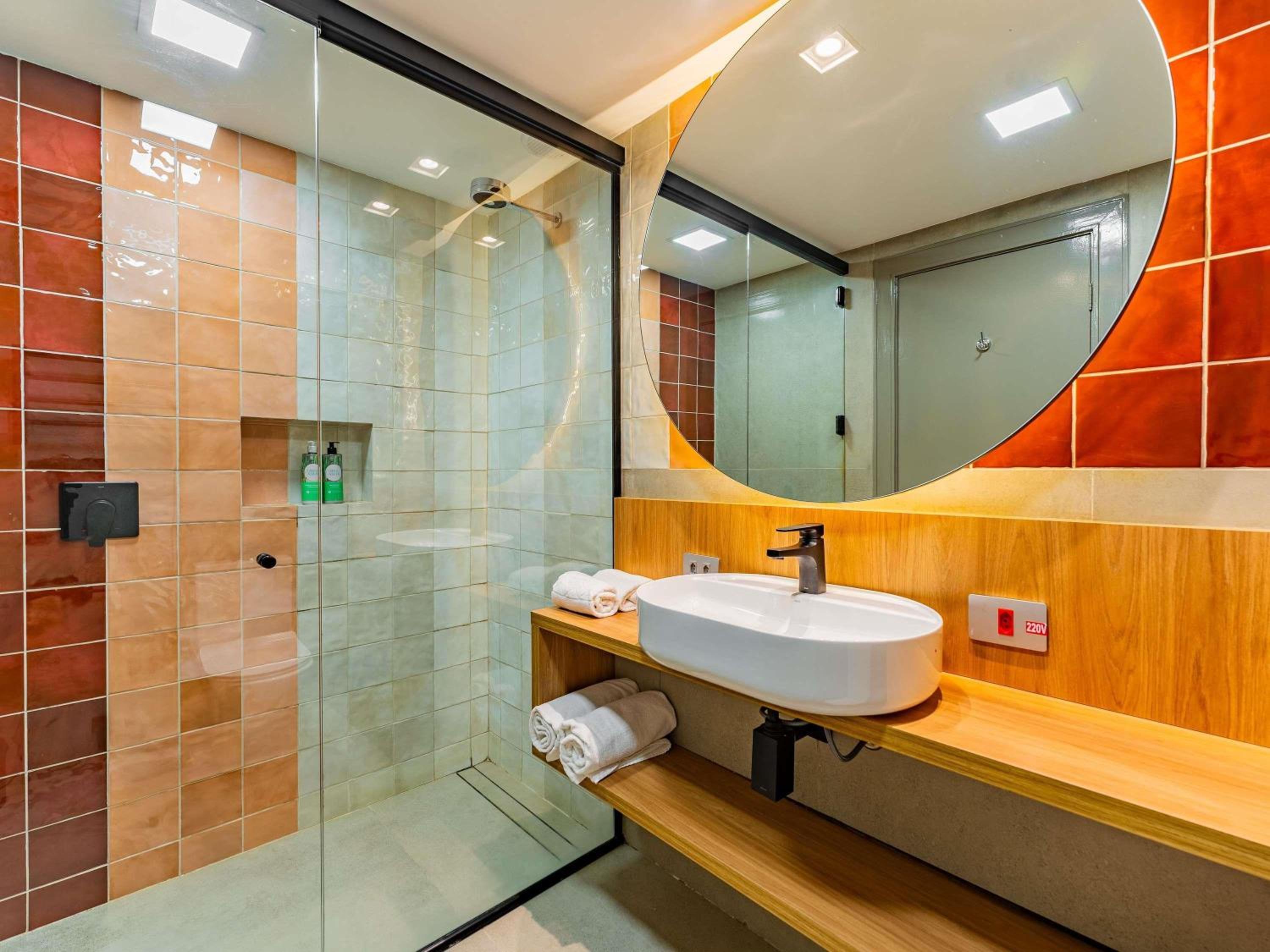 Premium Luxury Queen Room - Photo 5