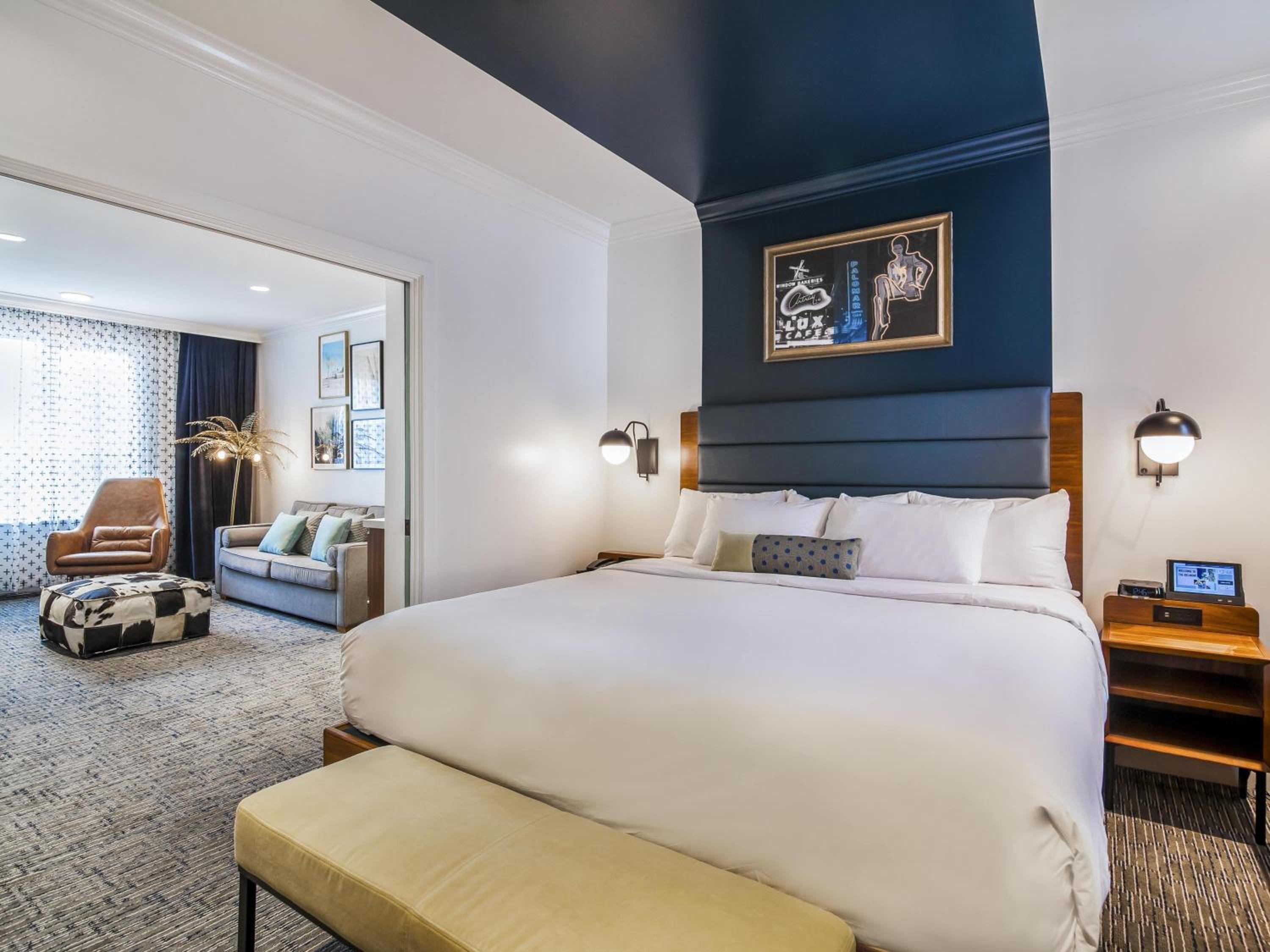 One-Bedroom King Suite with City View and Sitting Area - Photo 1