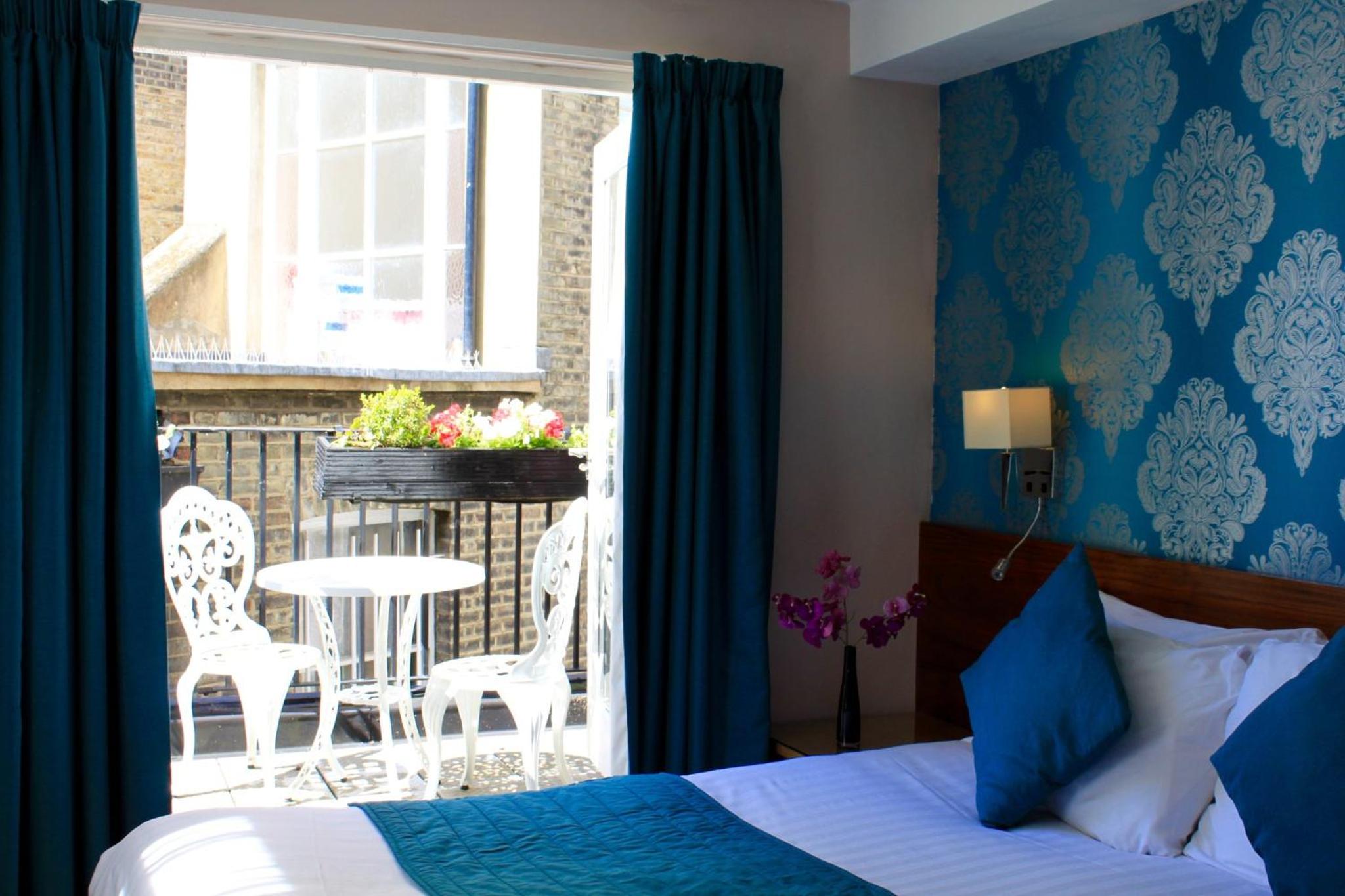 City Ensuite with Balcony photo 1