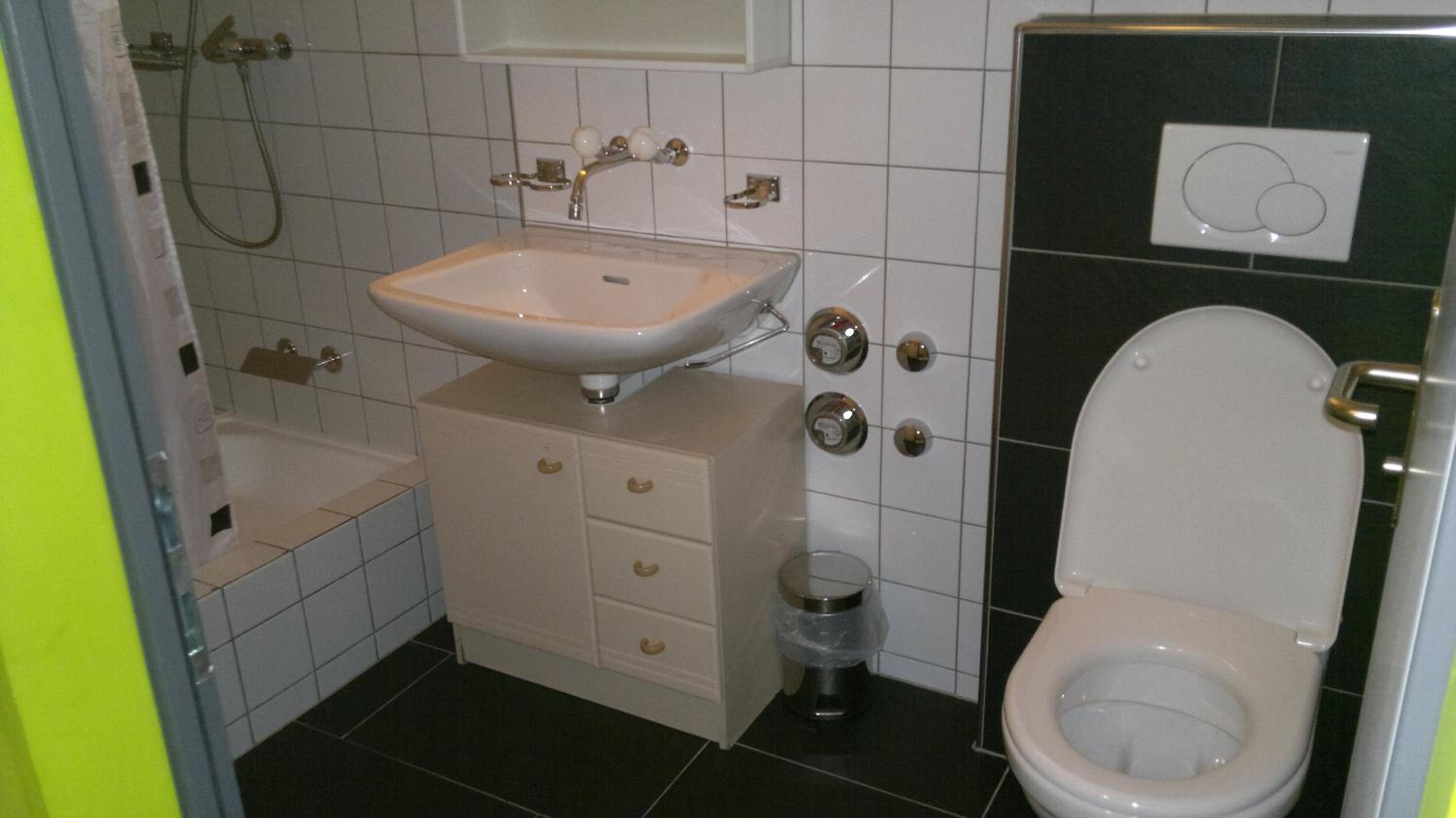 Twin Room with Private Bathroom - Photo 5